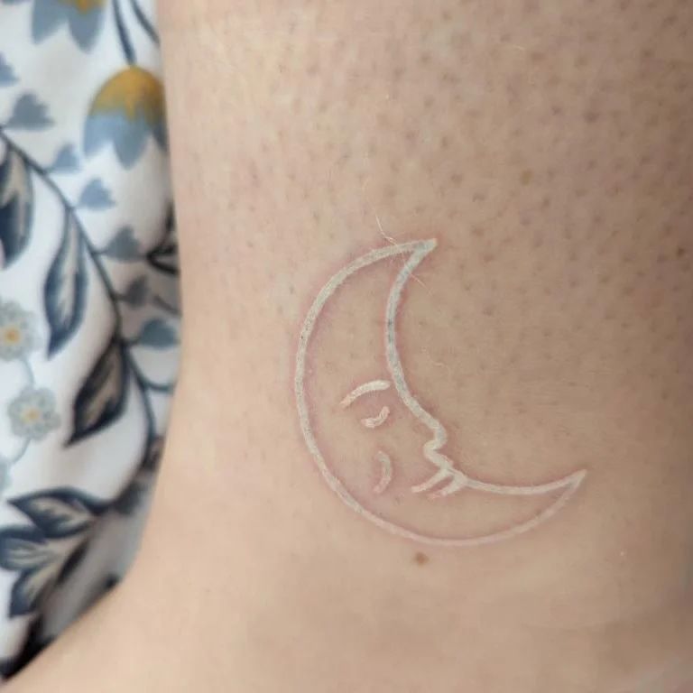 Tatuaje de Luna Creciente en tinta blanca