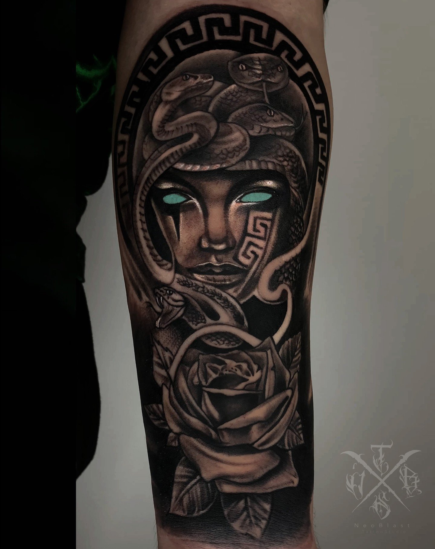 Tatuaje de Medusa de Ojos Azules