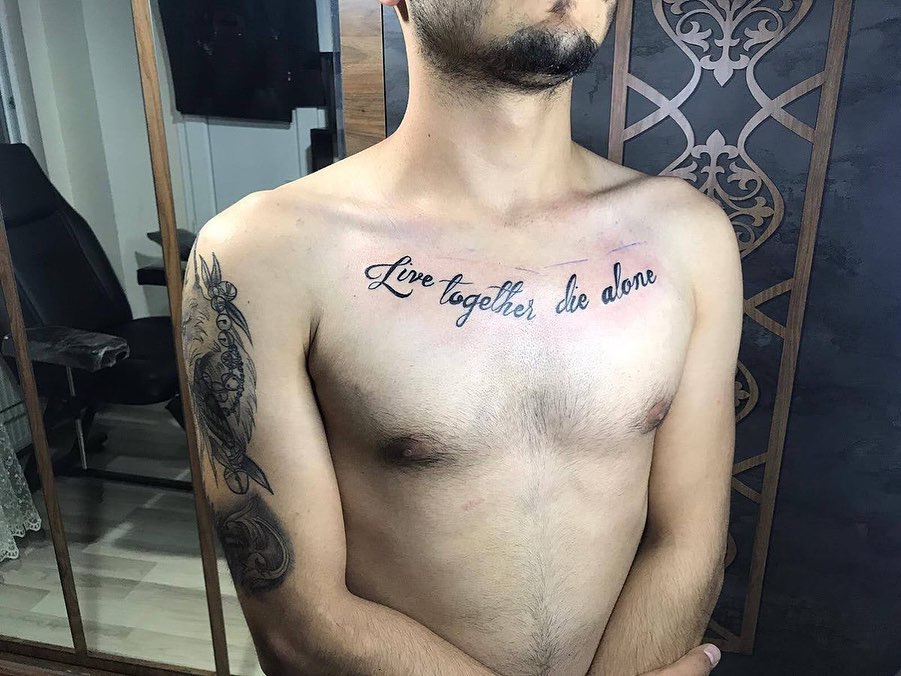 Tatuaje de Palabra en el Pecho de una línea.