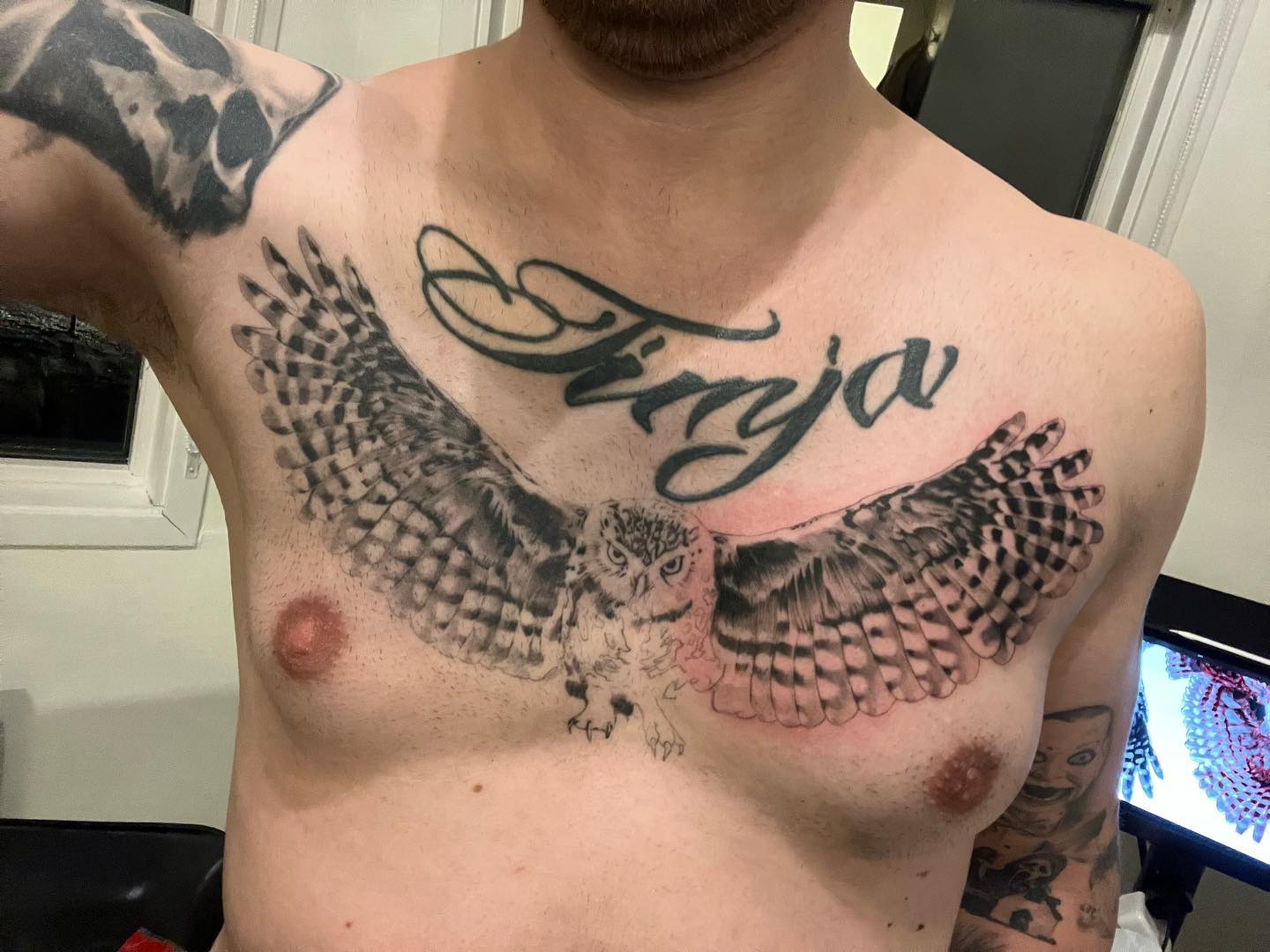Tatuaje de Palabra en el Pecho Genial