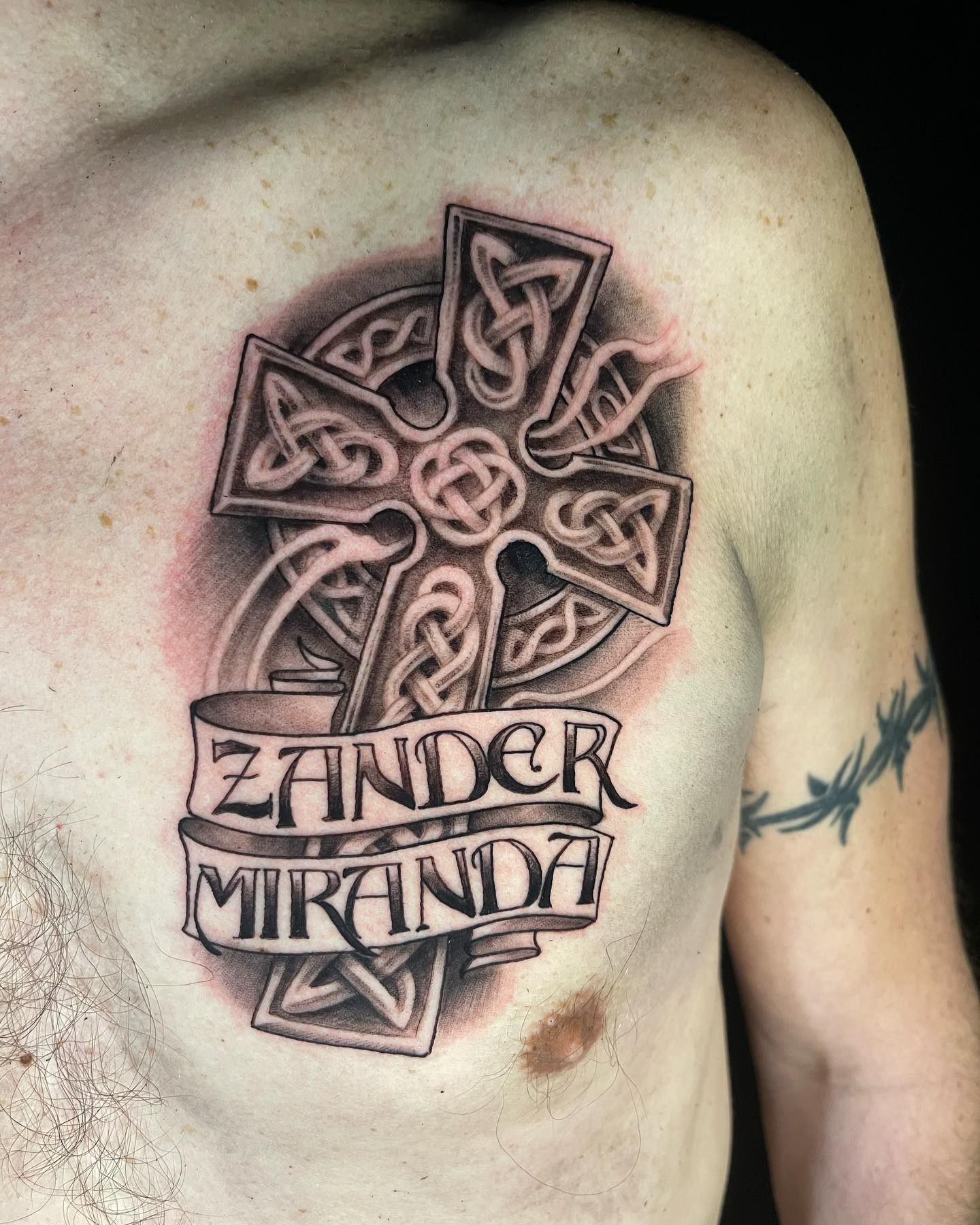 Tatuaje de palabra en pecho de tribu