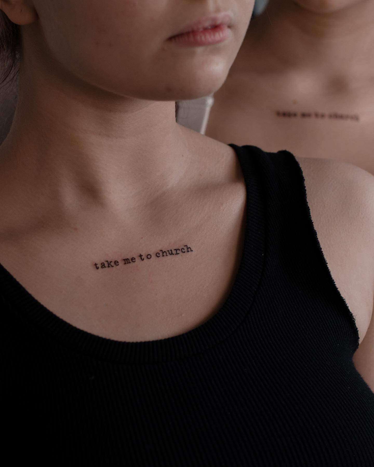 Tatuaje de Palabra Pequeña en el Pecho para Niñas