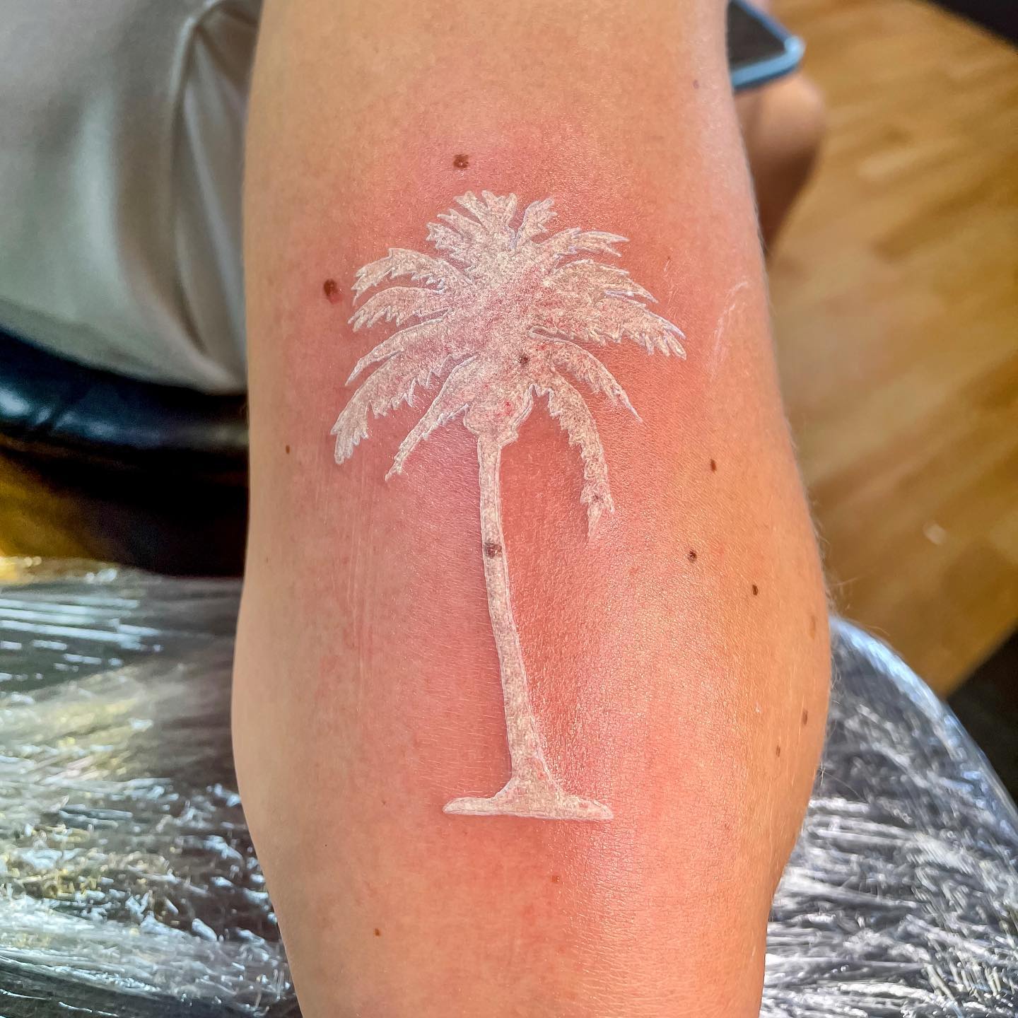 Tatuaje de Palmera en Tinta Blanca