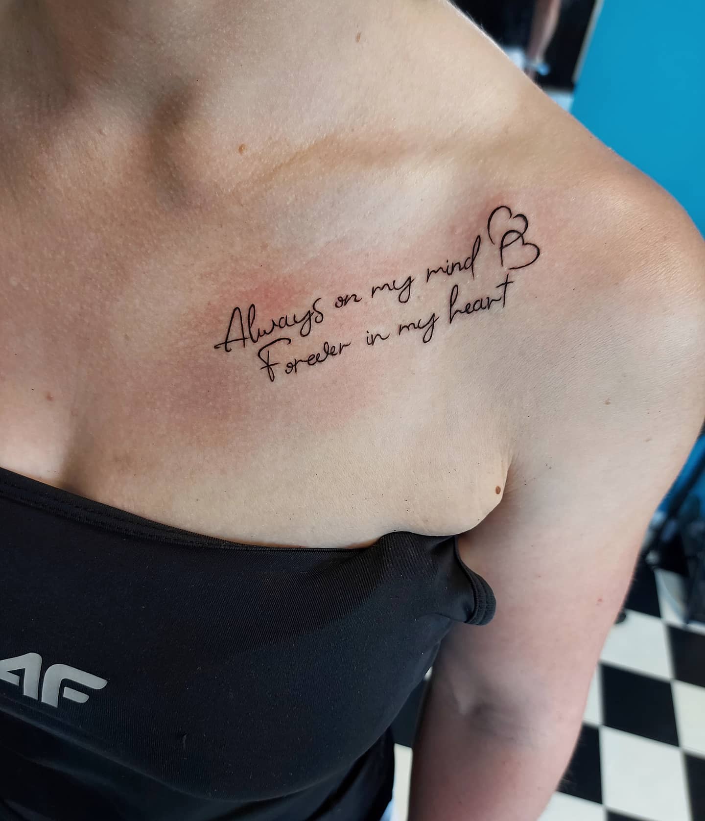 Tatuaje de pecho con cita