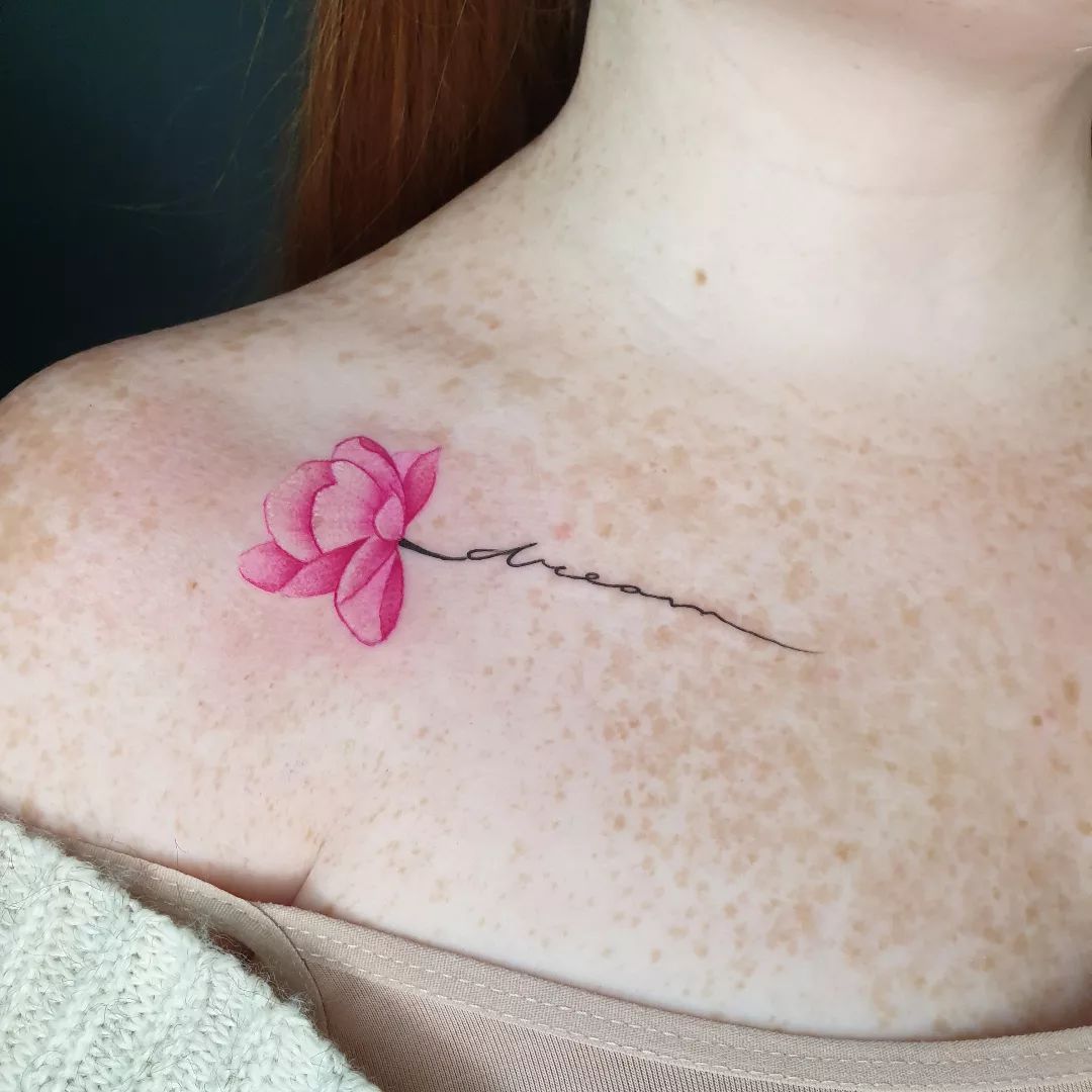 Tatuaje de pecho femenino