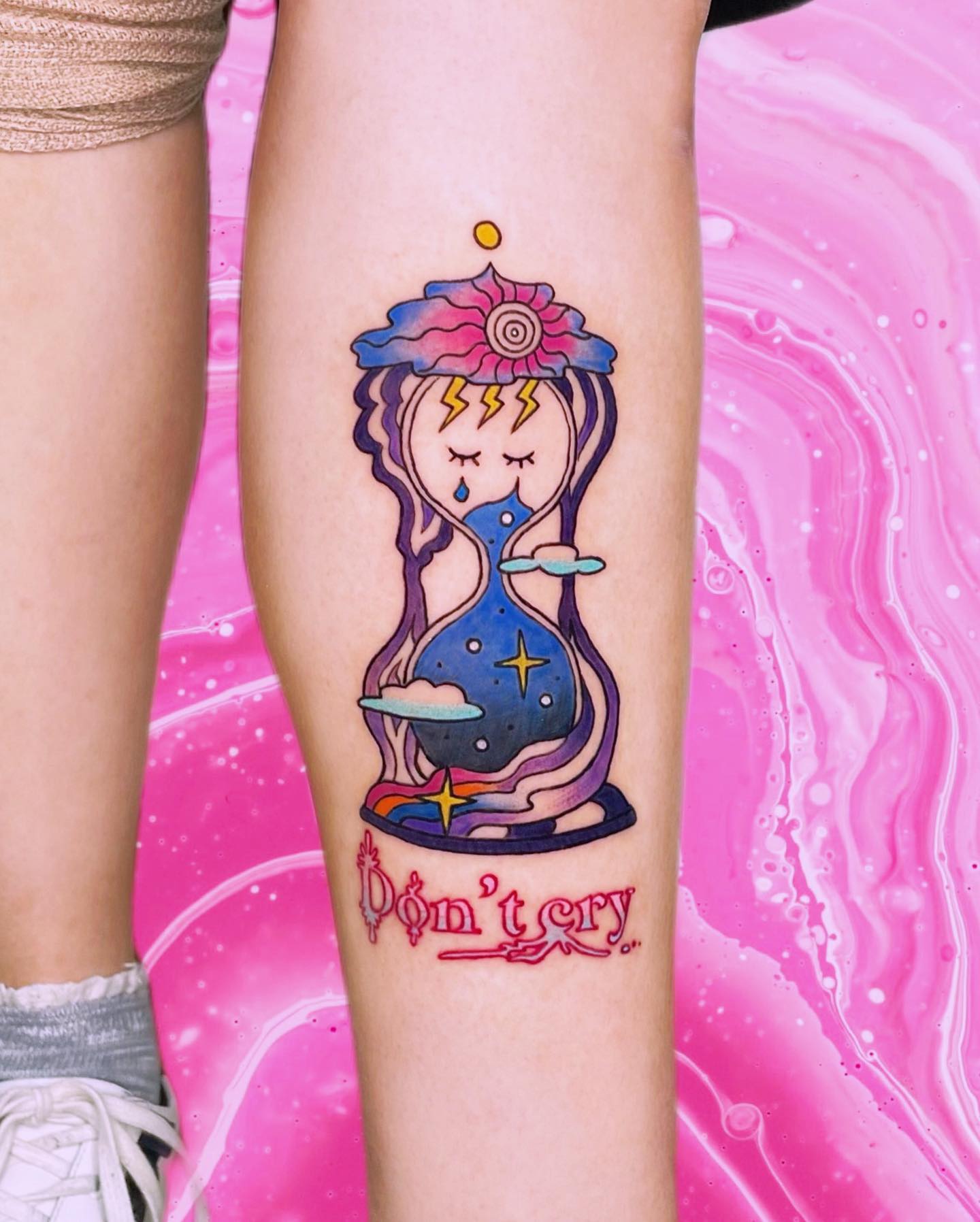 Tatuaje de reloj de arena artístico y colorido