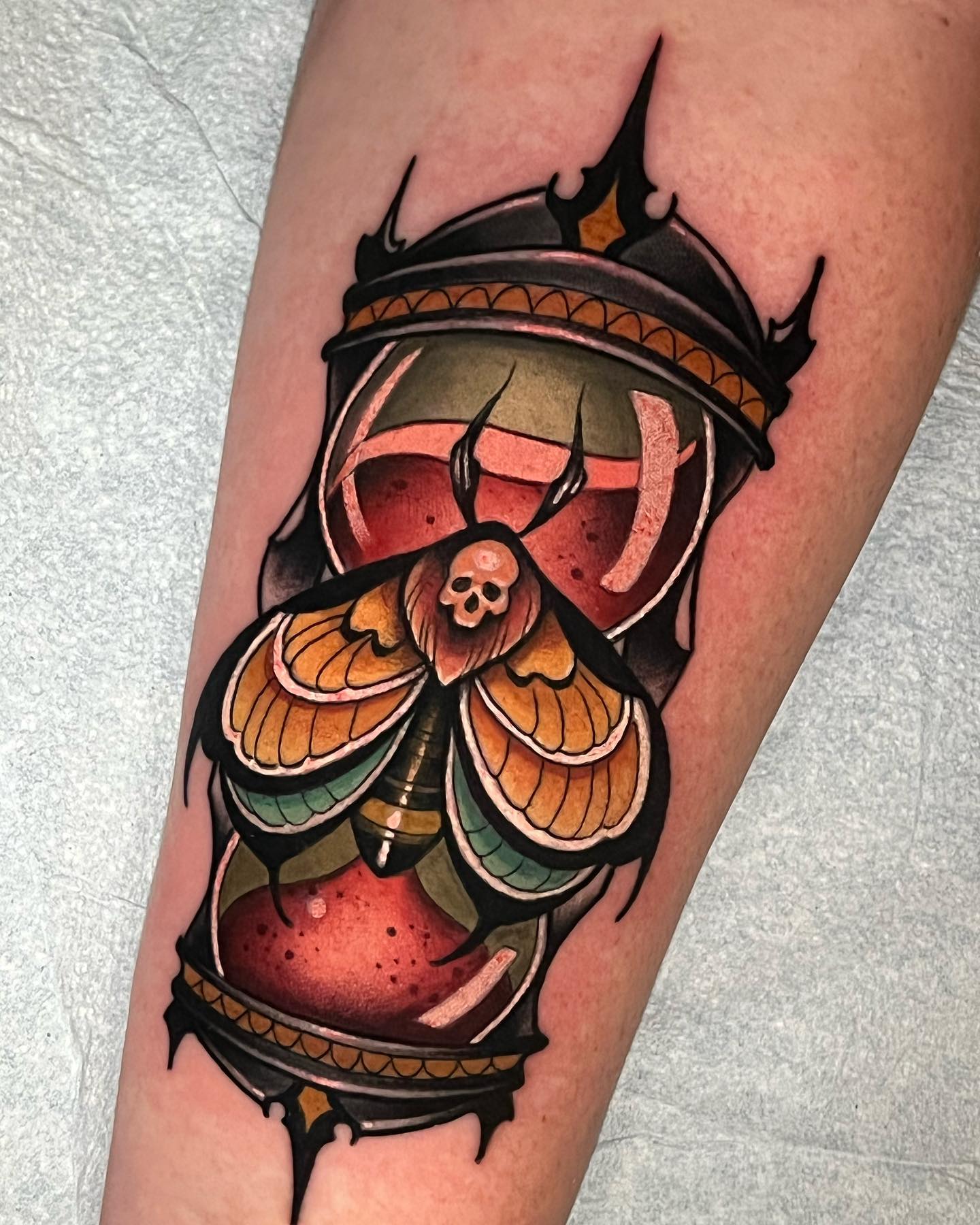 Tatuaje de reloj de arena aterrador