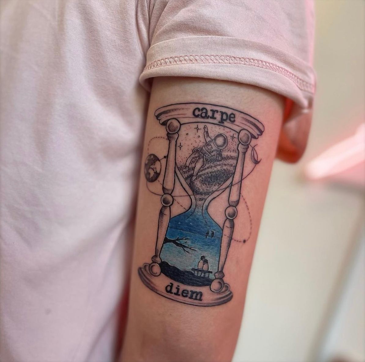 Tatuaje de reloj de arena Carpe Diem