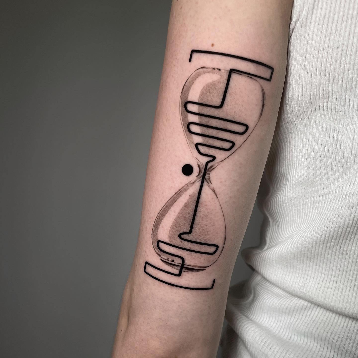 Tatuaje de reloj de arena elegante y negro