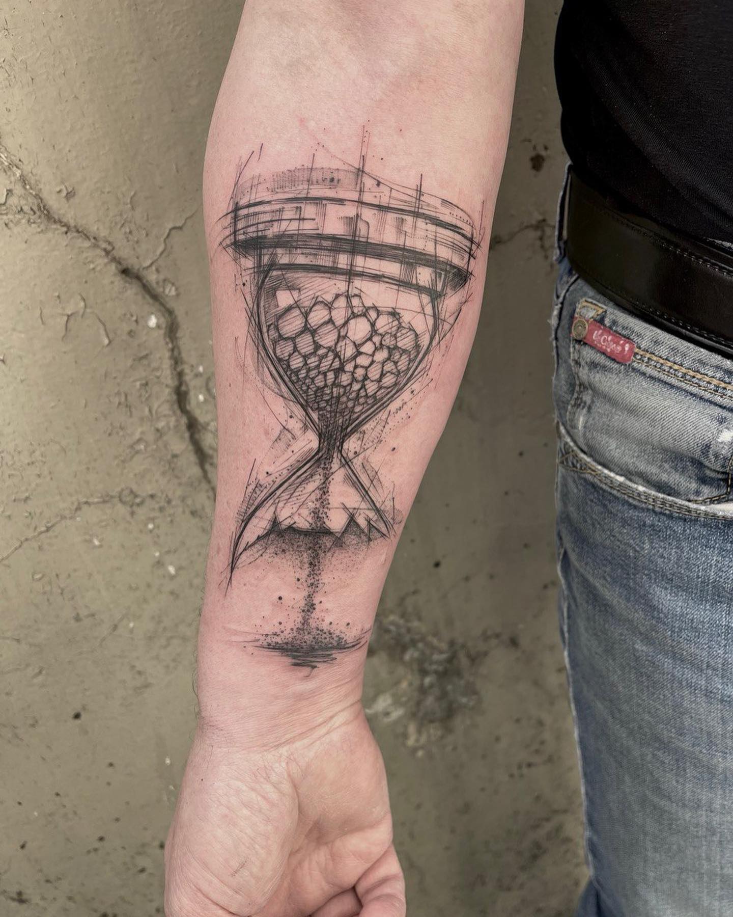 Tatuaje de reloj de arena en blanco y negro