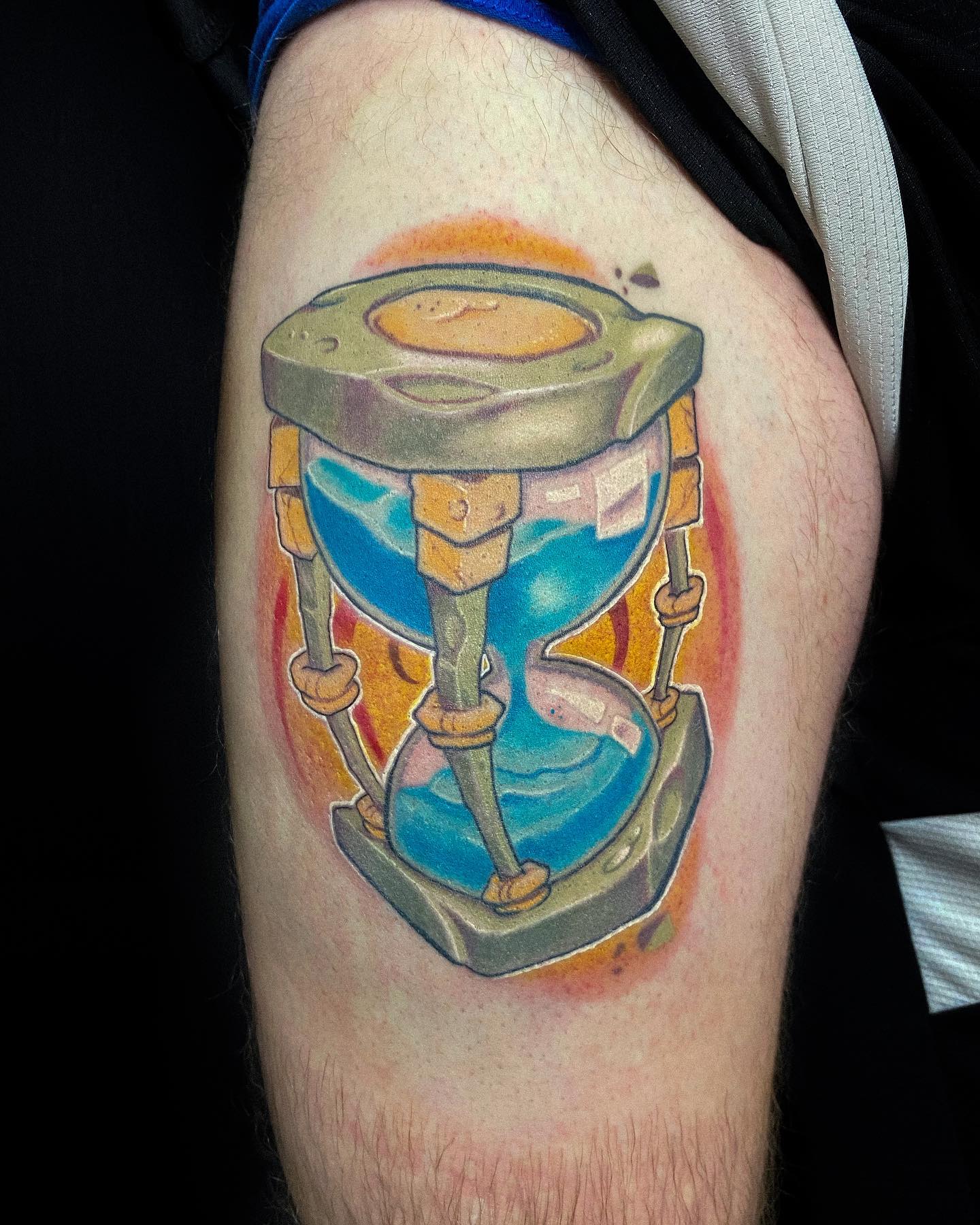 Tatuaje de reloj de arena grande y colorido