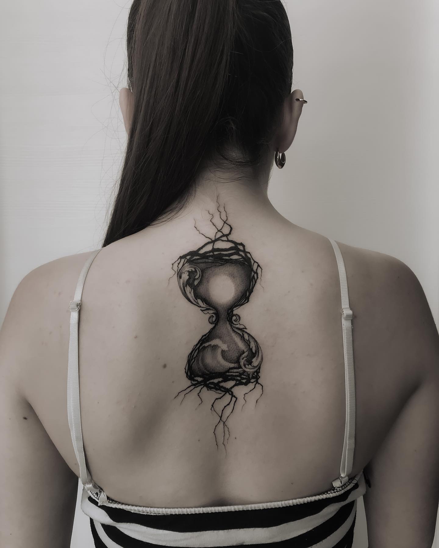 Tatuaje de reloj de arena invertido