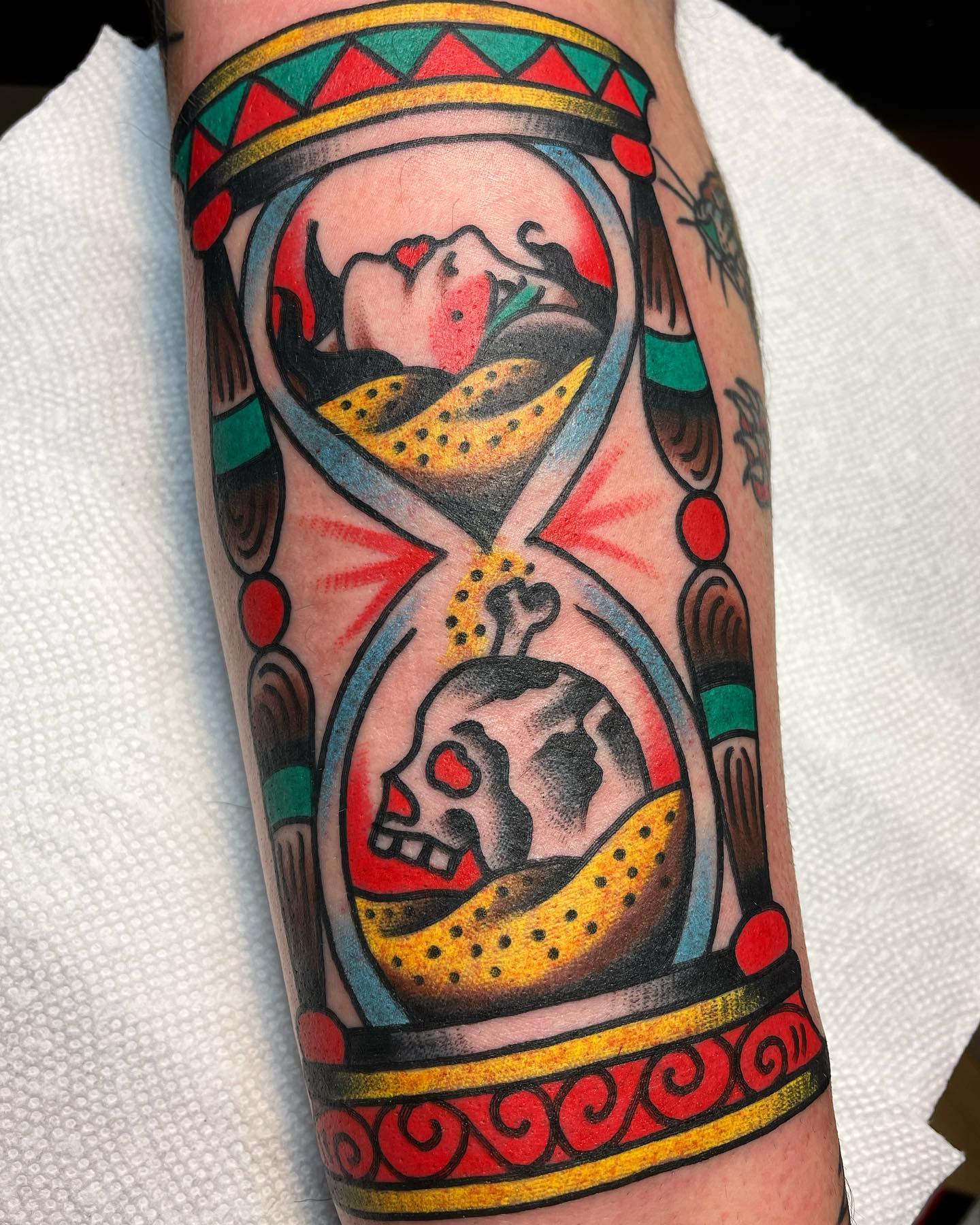 Tatuaje de reloj de arena nativo retro