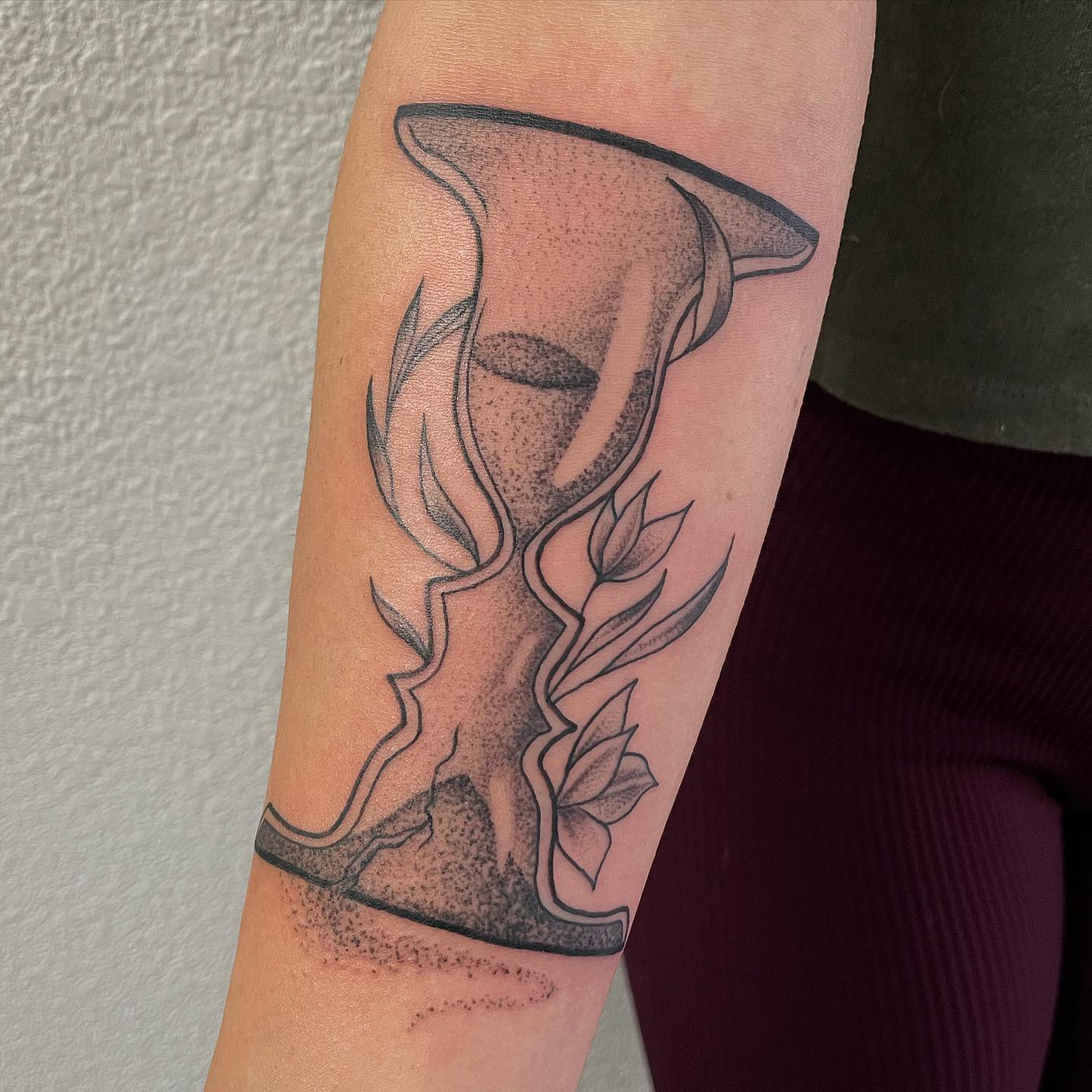 Tatuaje de reloj de arena sobre el brazo