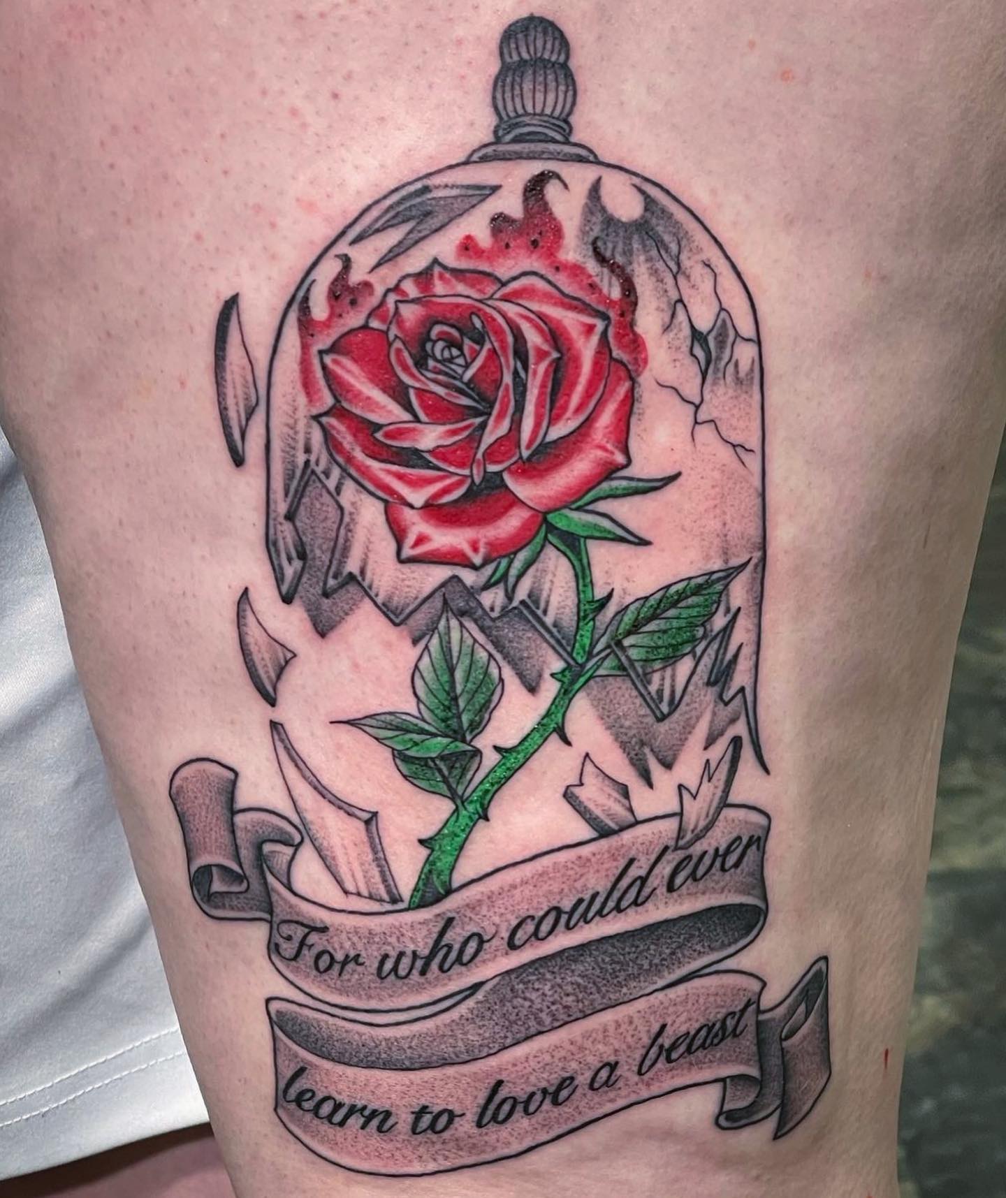 Tatuaje de rosa bajo una campana