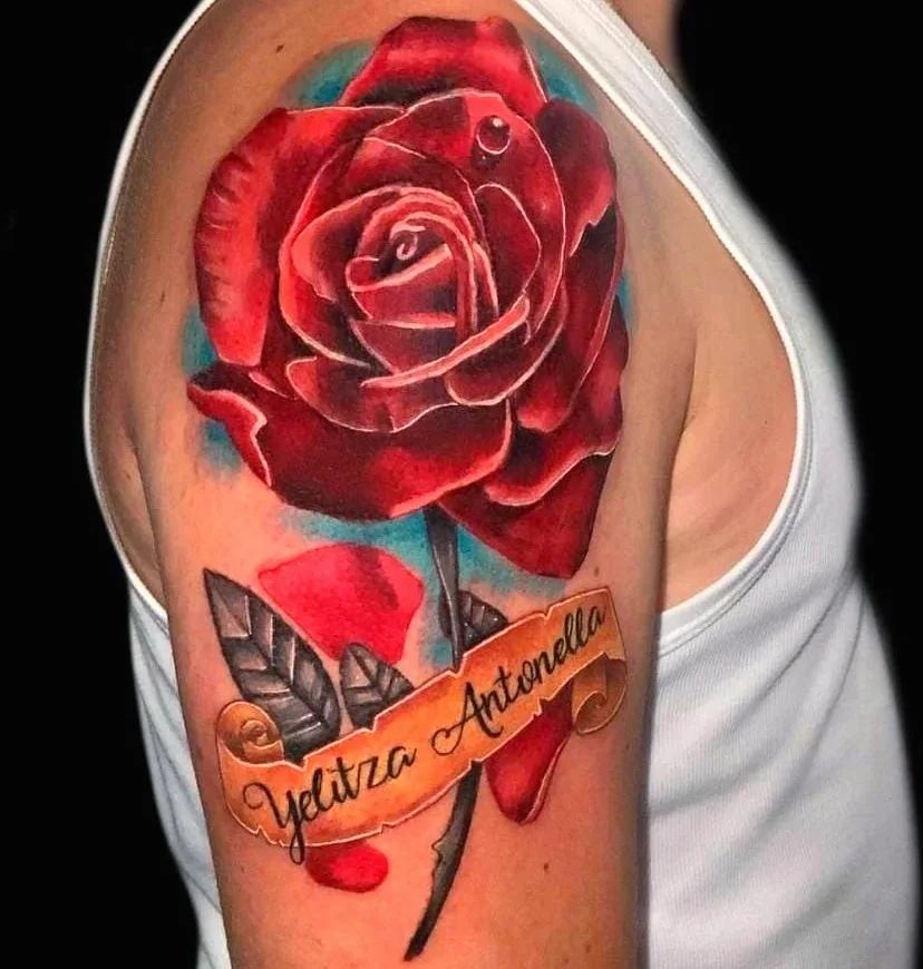 Tatuaje de rosa en hombro grande