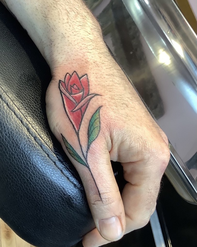 Tatuaje de Rosa Pequeña y Sencillo.