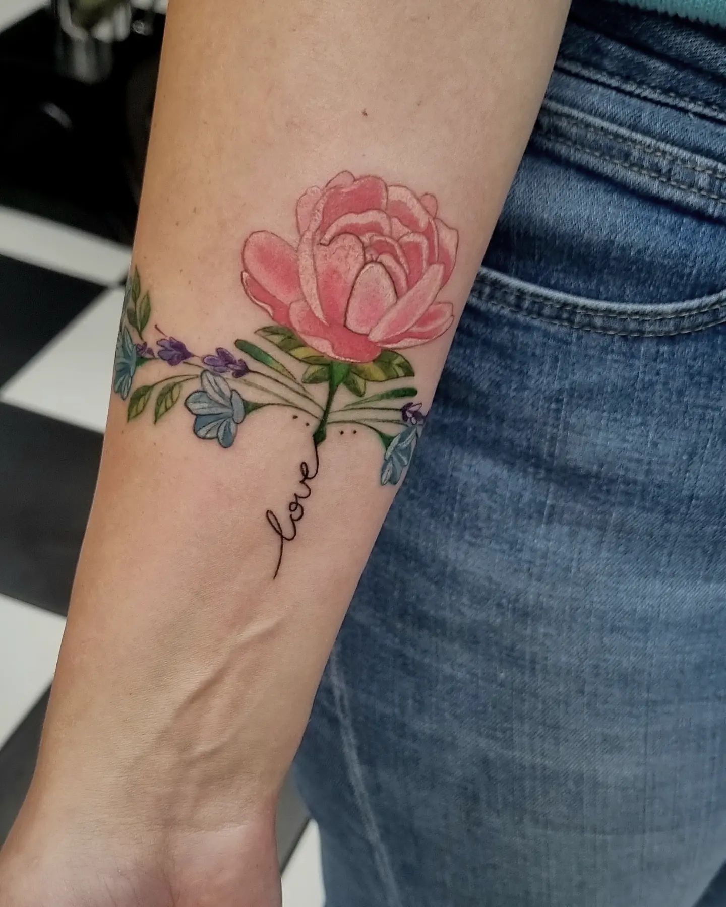 Tatuaje de rosa rosa en el antebrazo