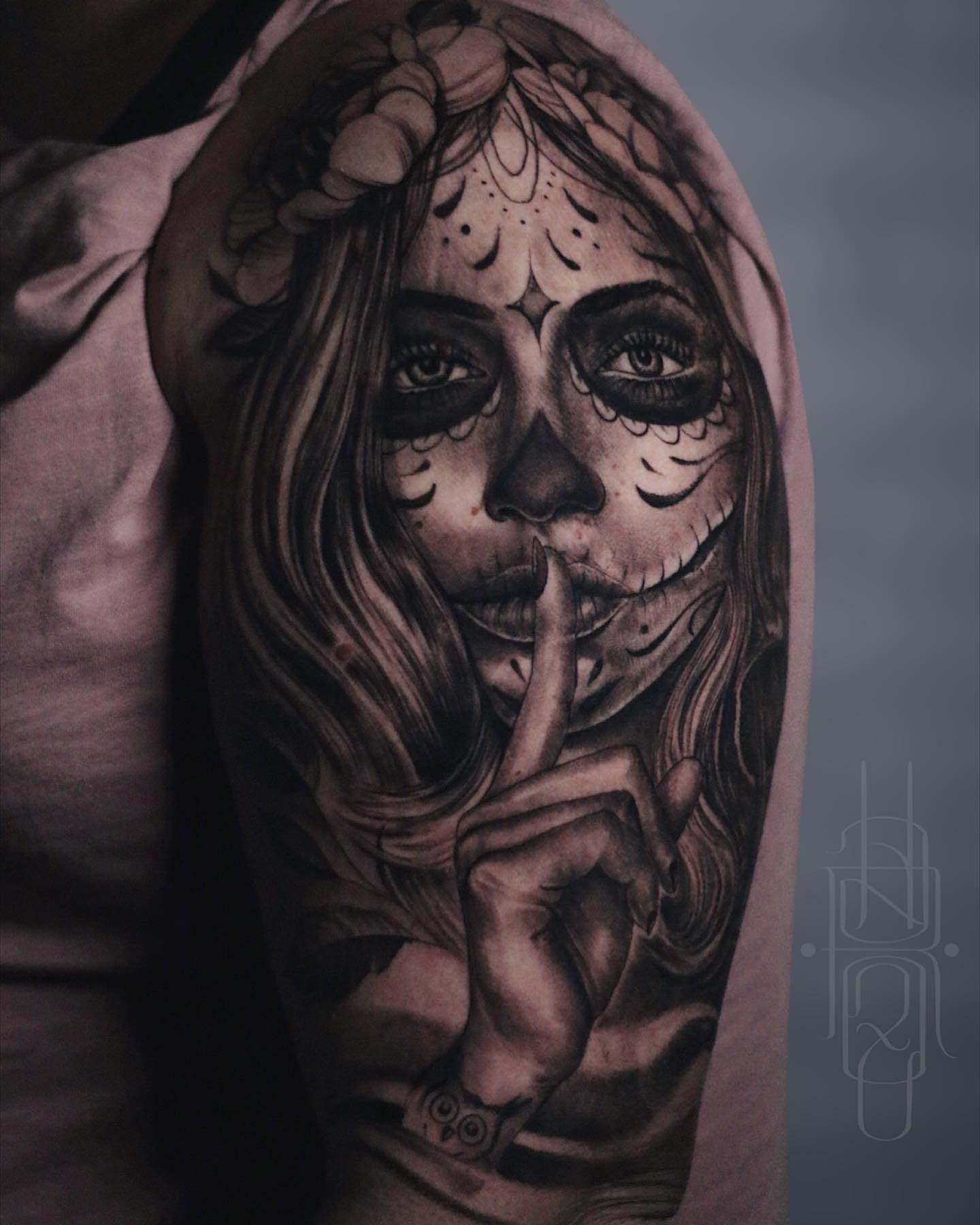 Tatuaje de Santa Muerte con Manga Grande
