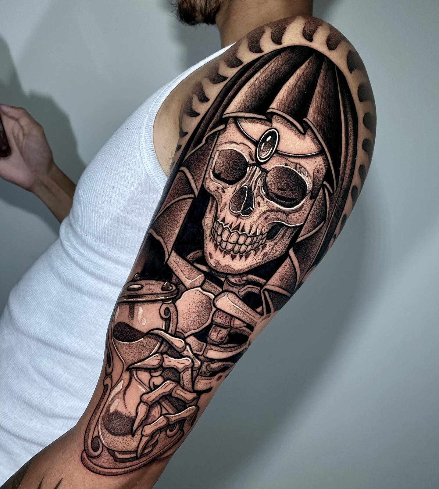 Tatuaje de Santa Muerte con Manga Negra