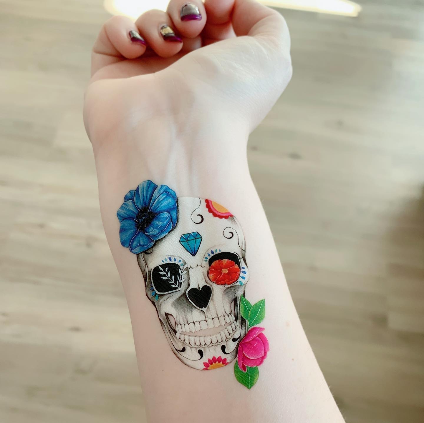 Tatuaje de Santa Muerte en la muñeca genial