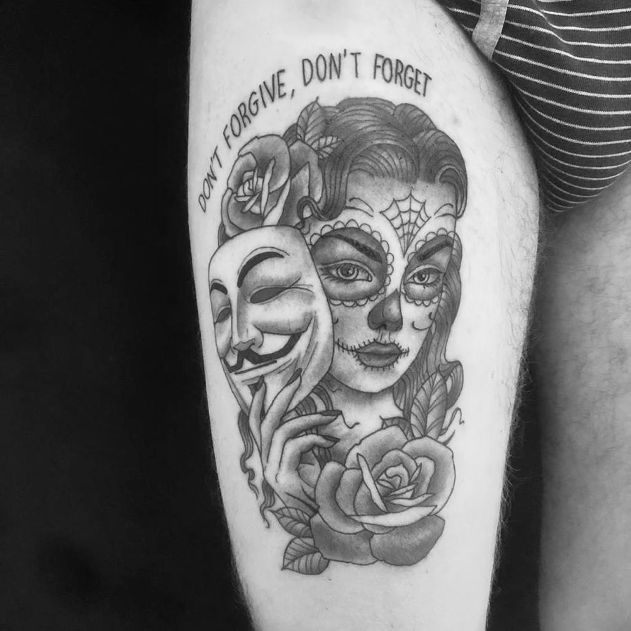 Tatuaje de Santa Muerte en los muslos