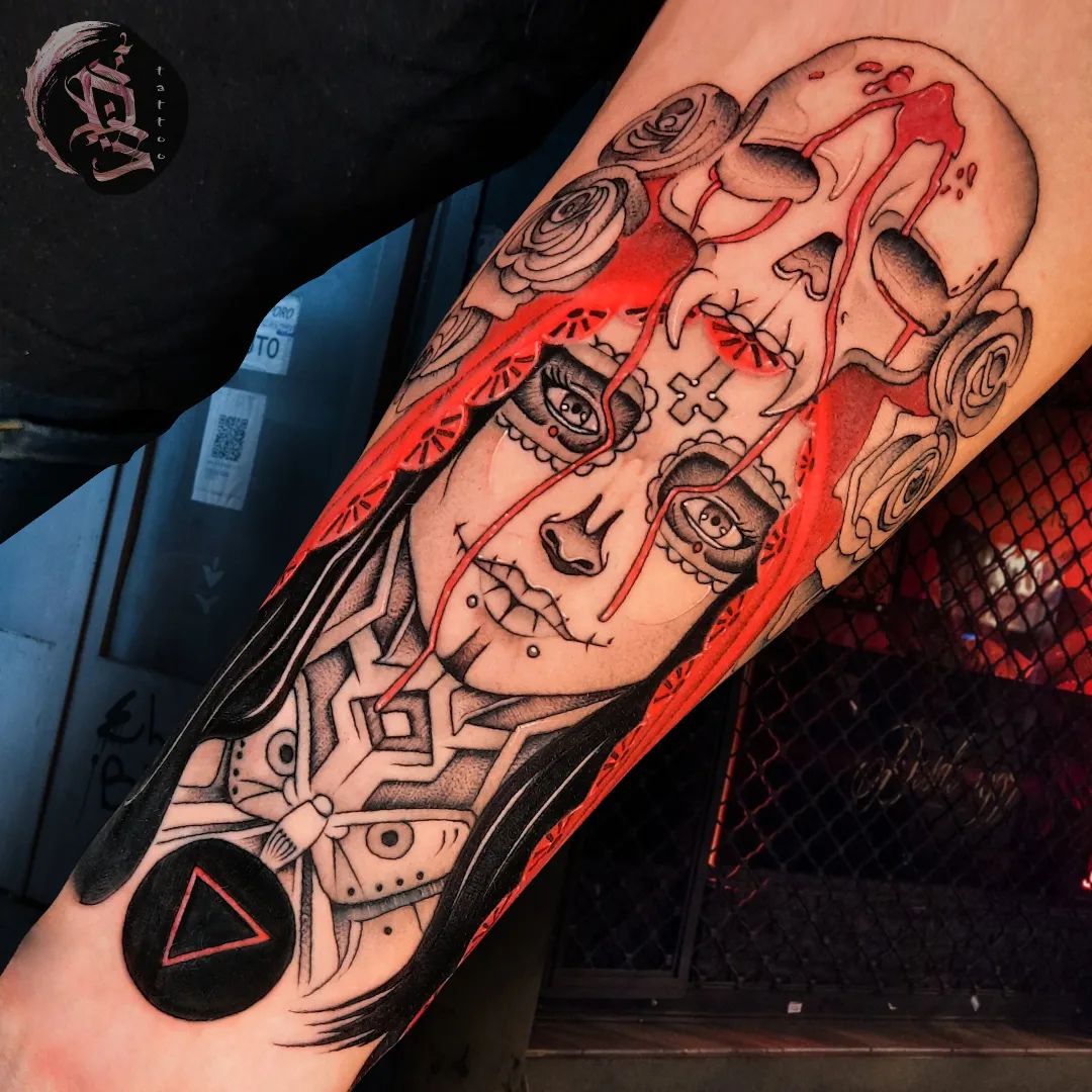 Tatuaje de Santa Muerte en negro y rojo.