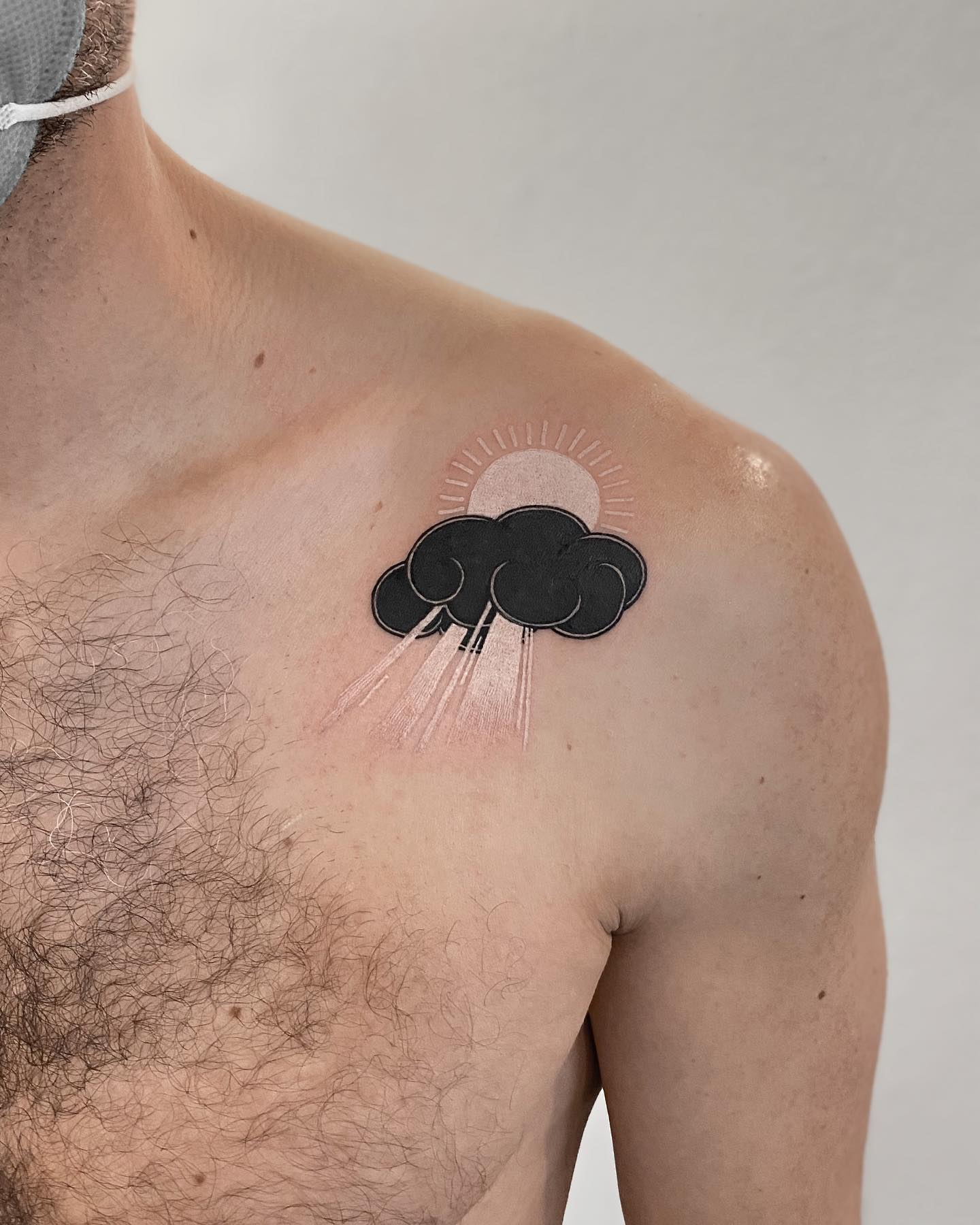 Tatuaje de Sol con Tinta Blanca