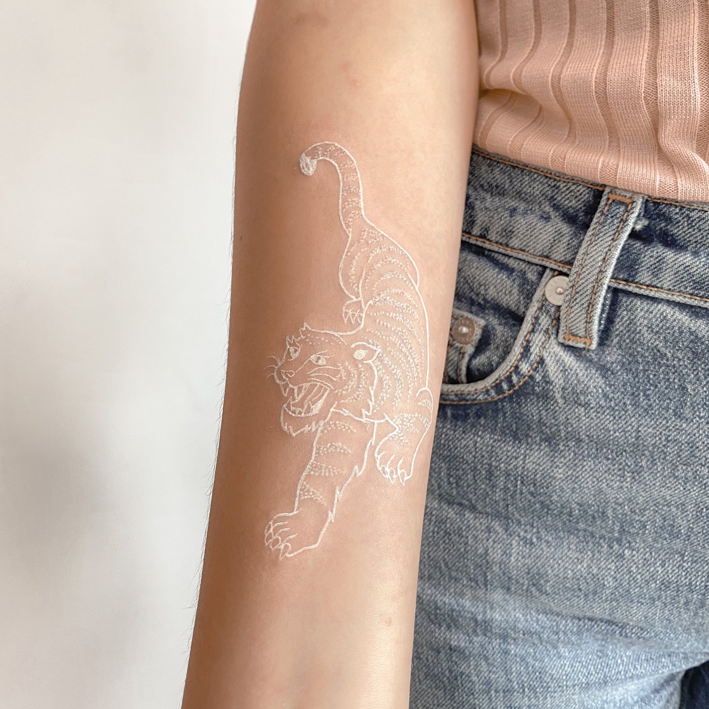 Tatuaje de Tigre con Tinta Blanca