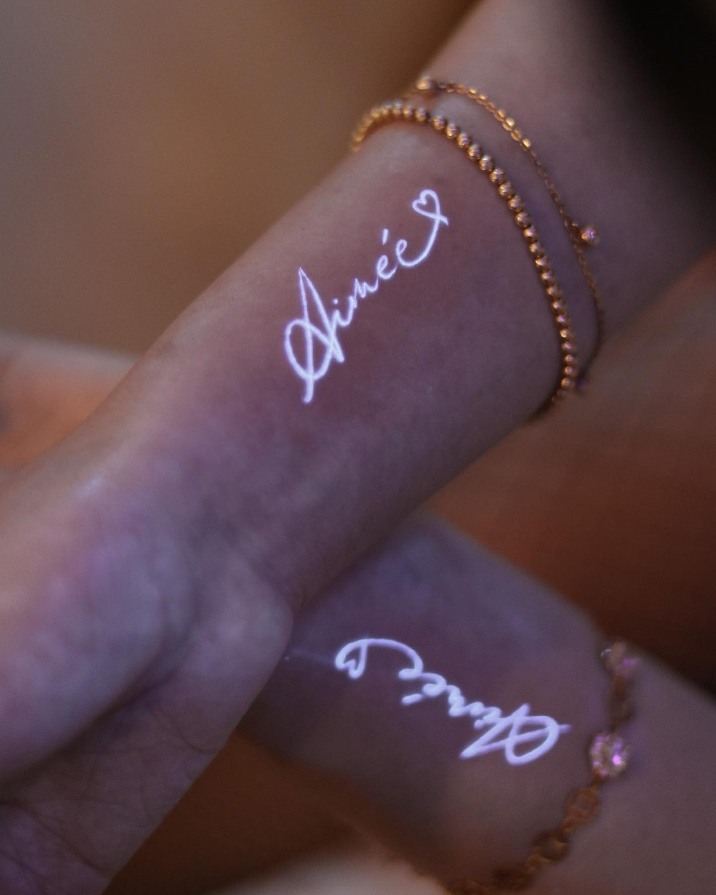 Tatuaje de tinta blanca en pareja