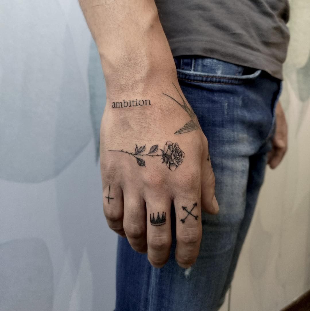 Tatuaje del brazo negro Tatuaje de rosa
