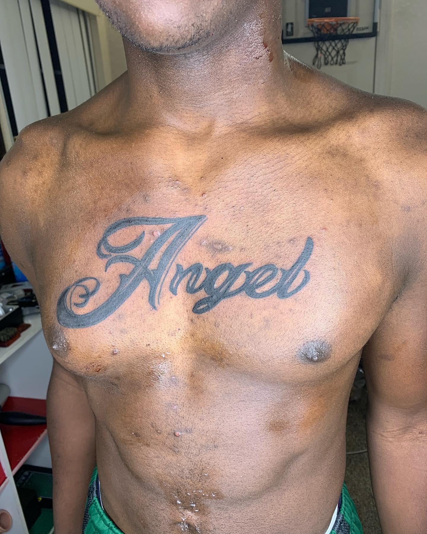 Tatuaje en el pecho con ángel inscrito.