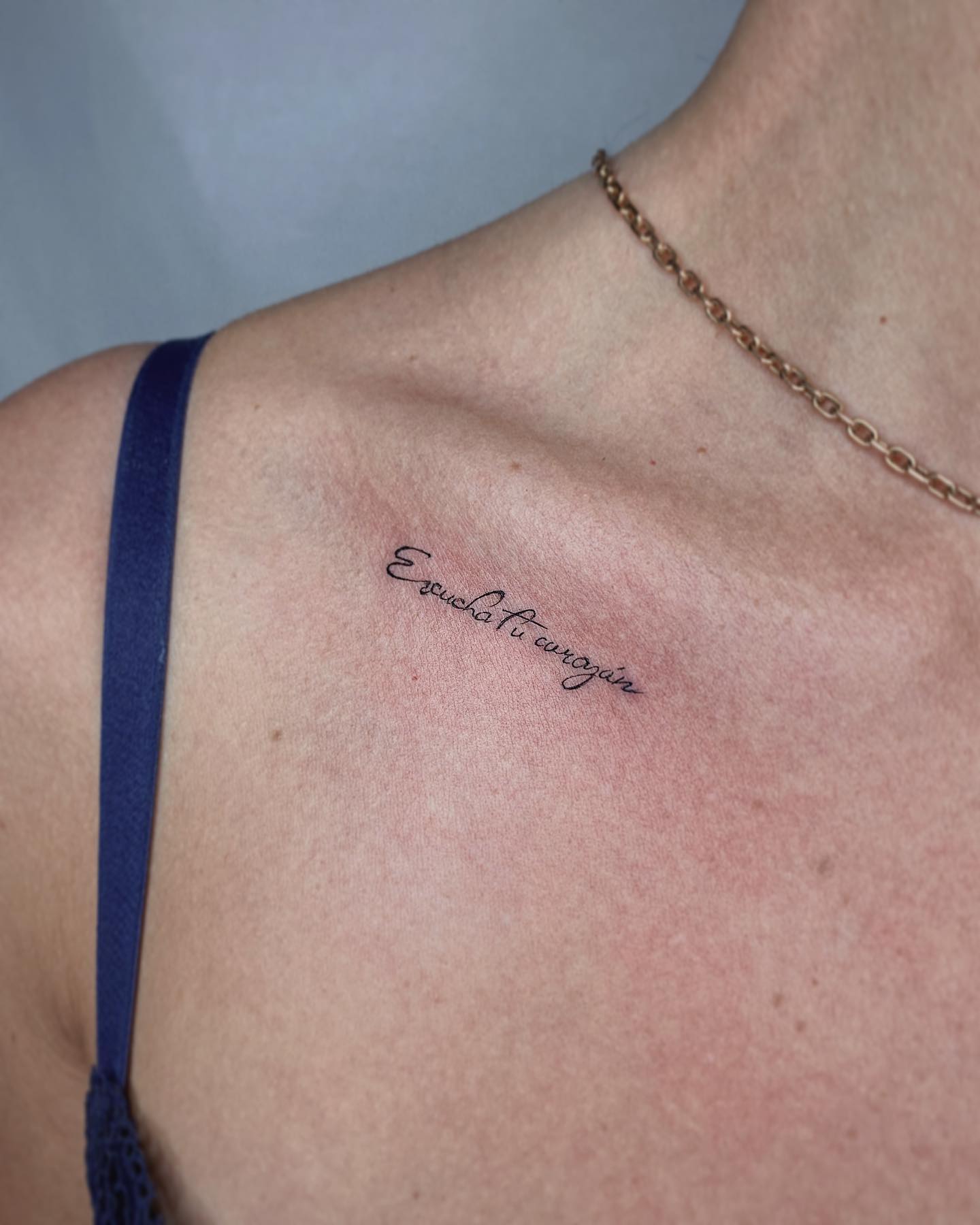 Tatuaje en el pecho de la clavícula.