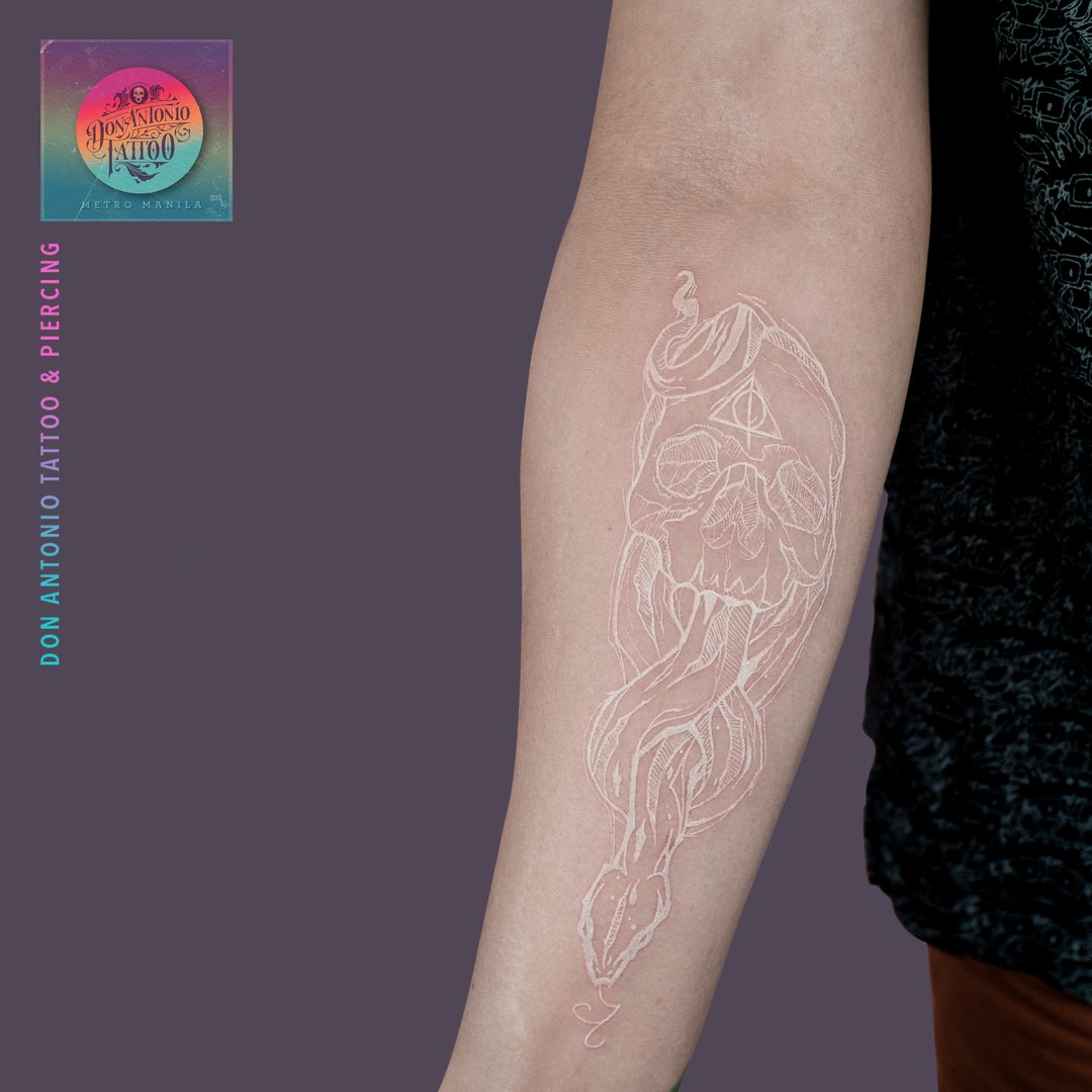 Tatuaje Mortífago de Tinta Blanca