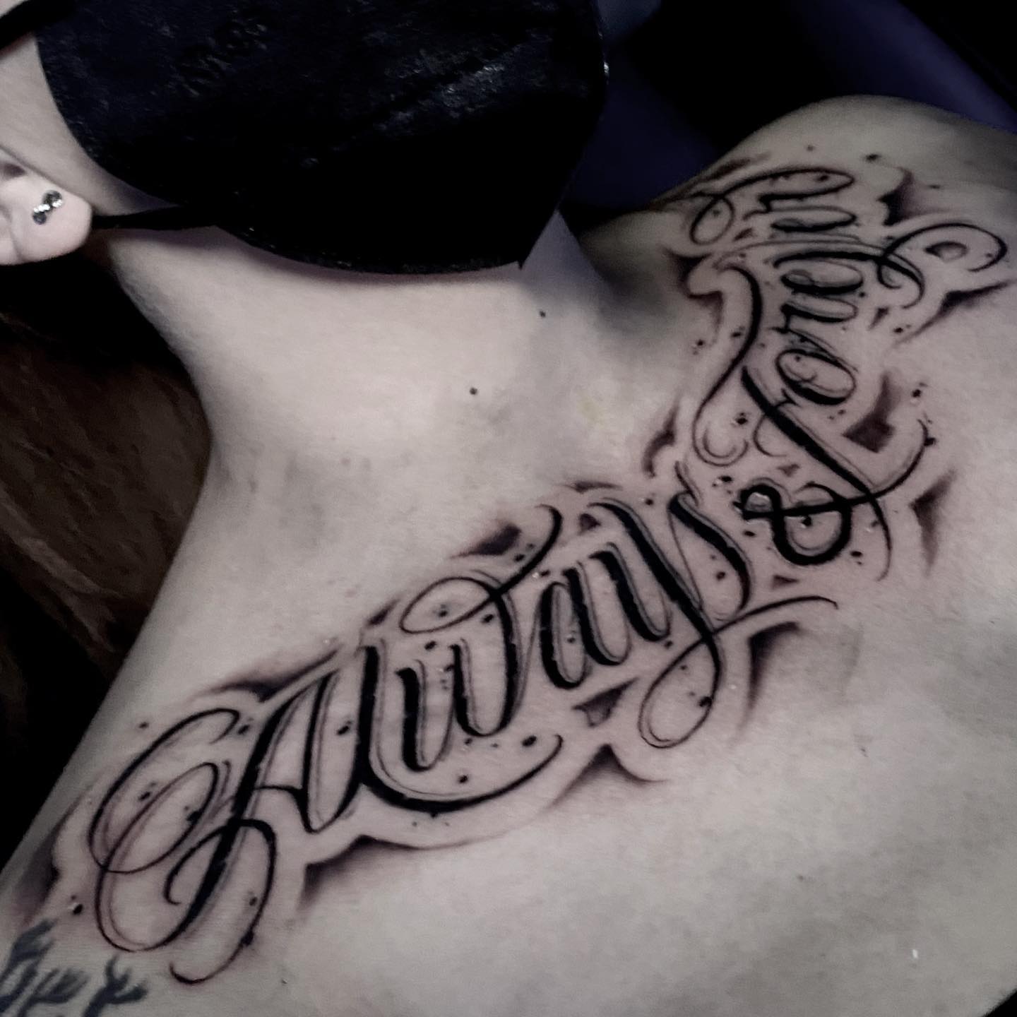 Tatuajes detallados y grabados en el pecho.