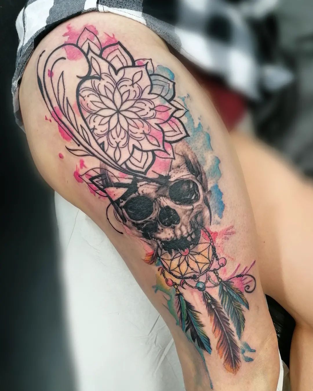 Atrapasueños con un tatuaje de calavera.