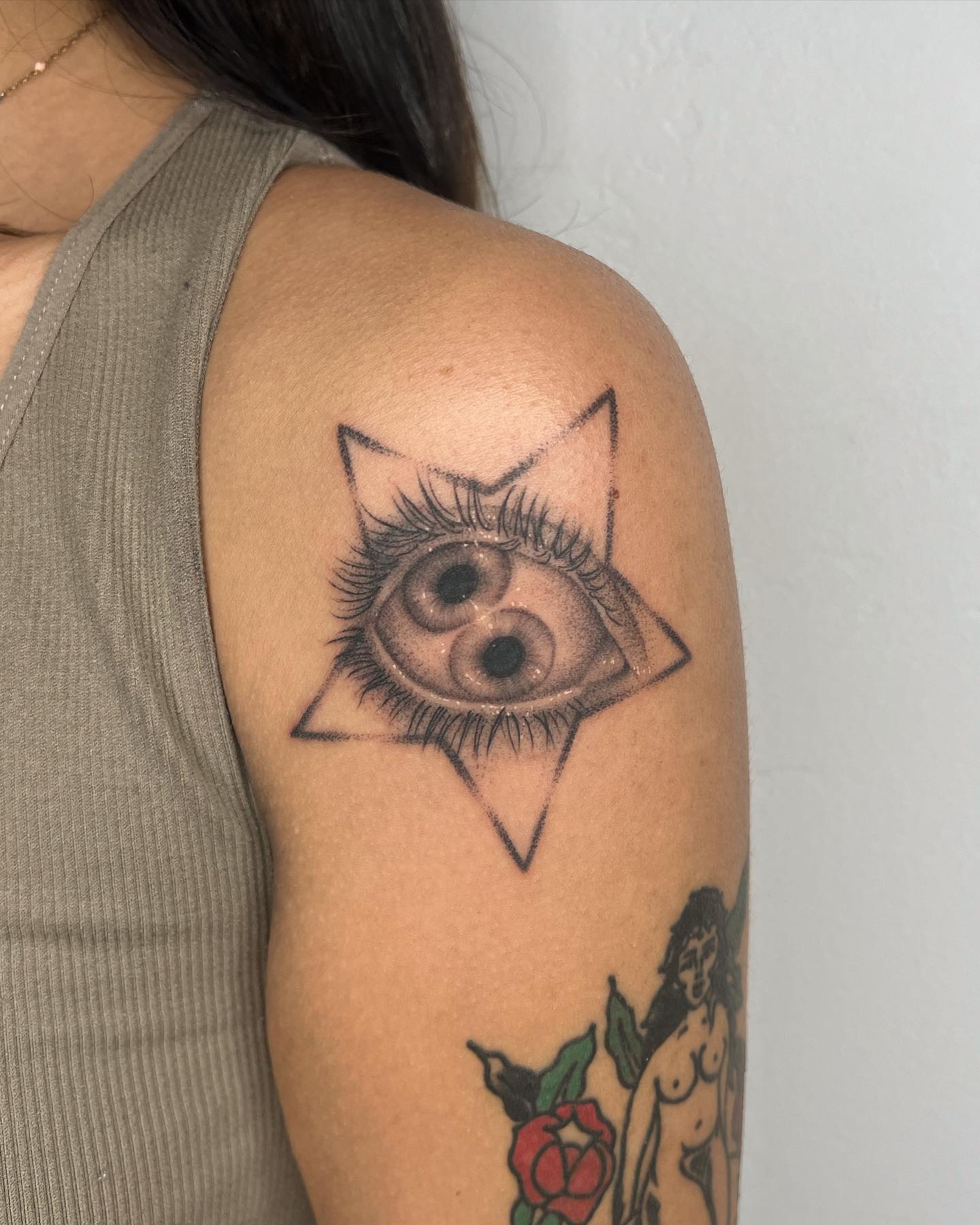 Bolas de ojos y tatuaje de estrella