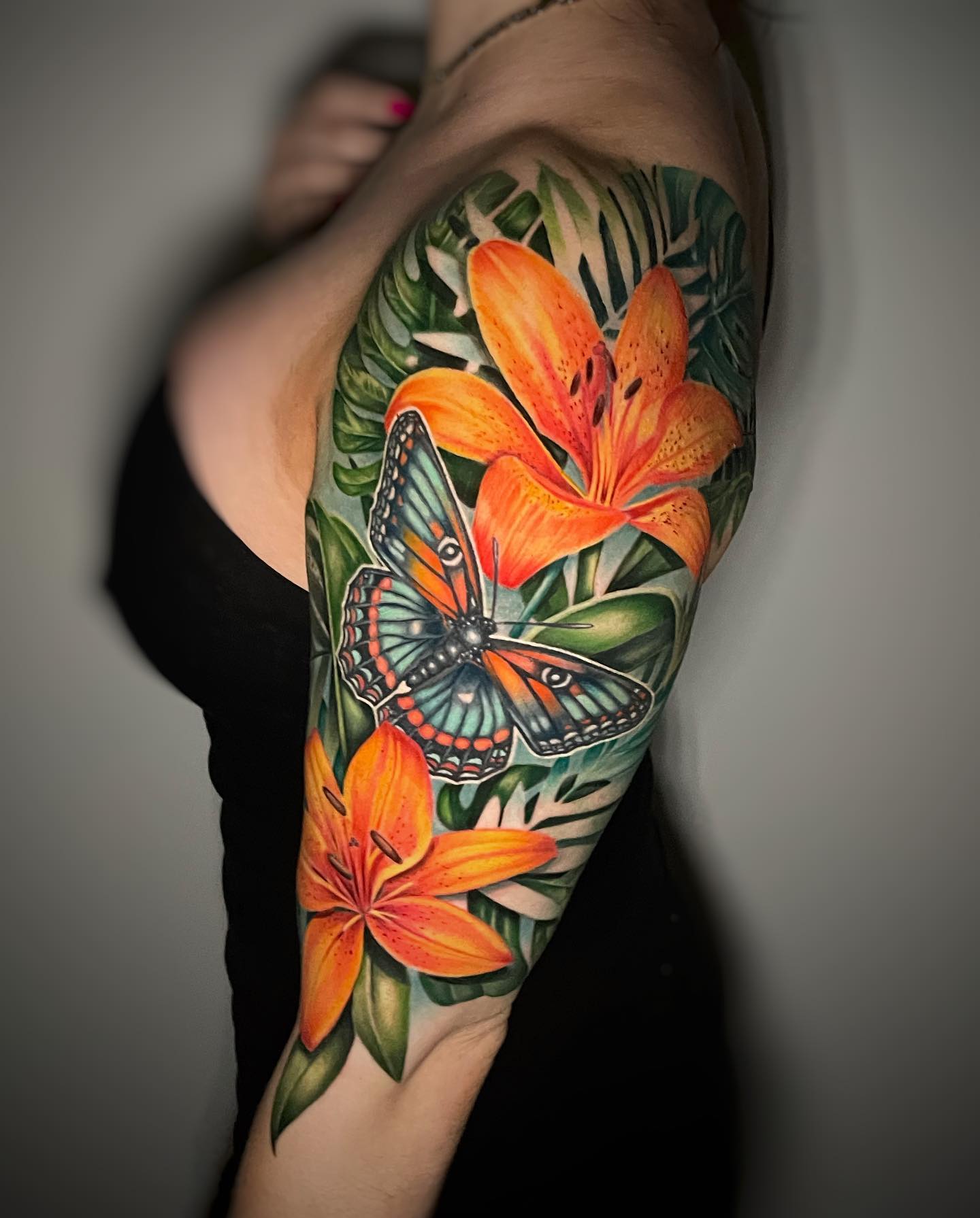 Cubre el tatuaje de Lily.