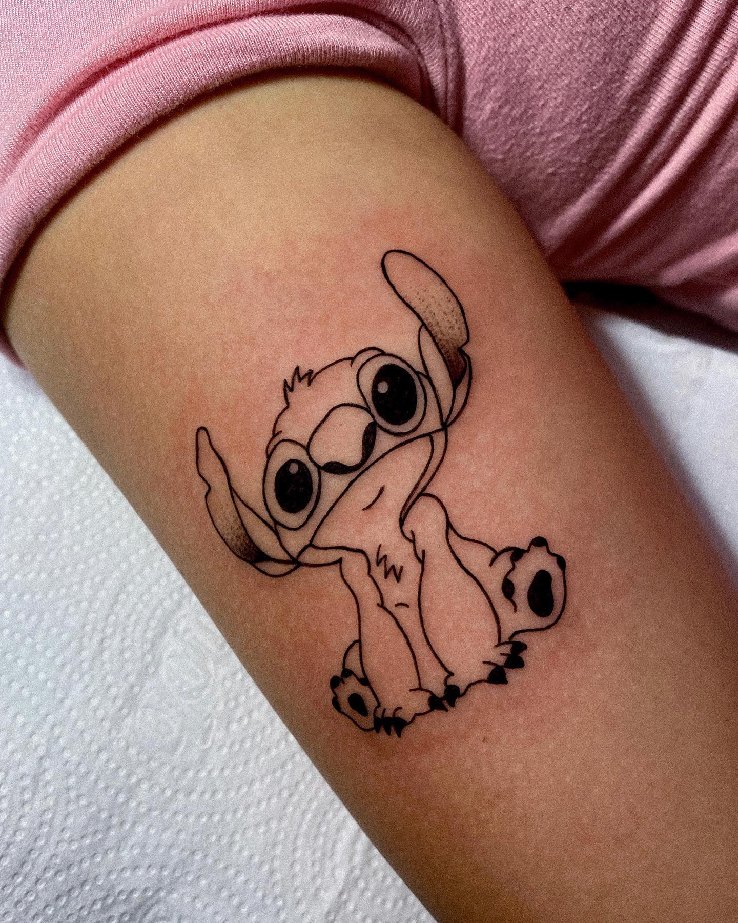 Diseño de tatuaje de contorno negro con puntada