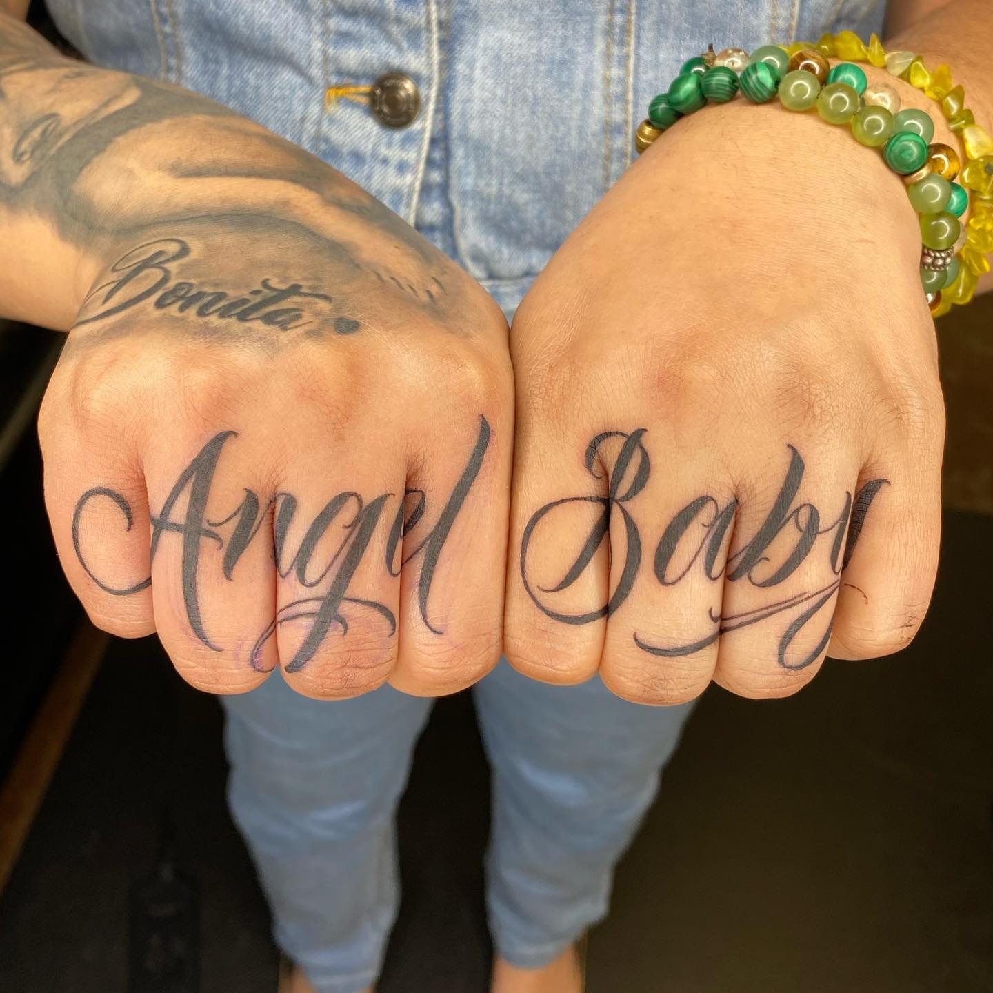 Diseño de tatuaje de nudillo de ángel.