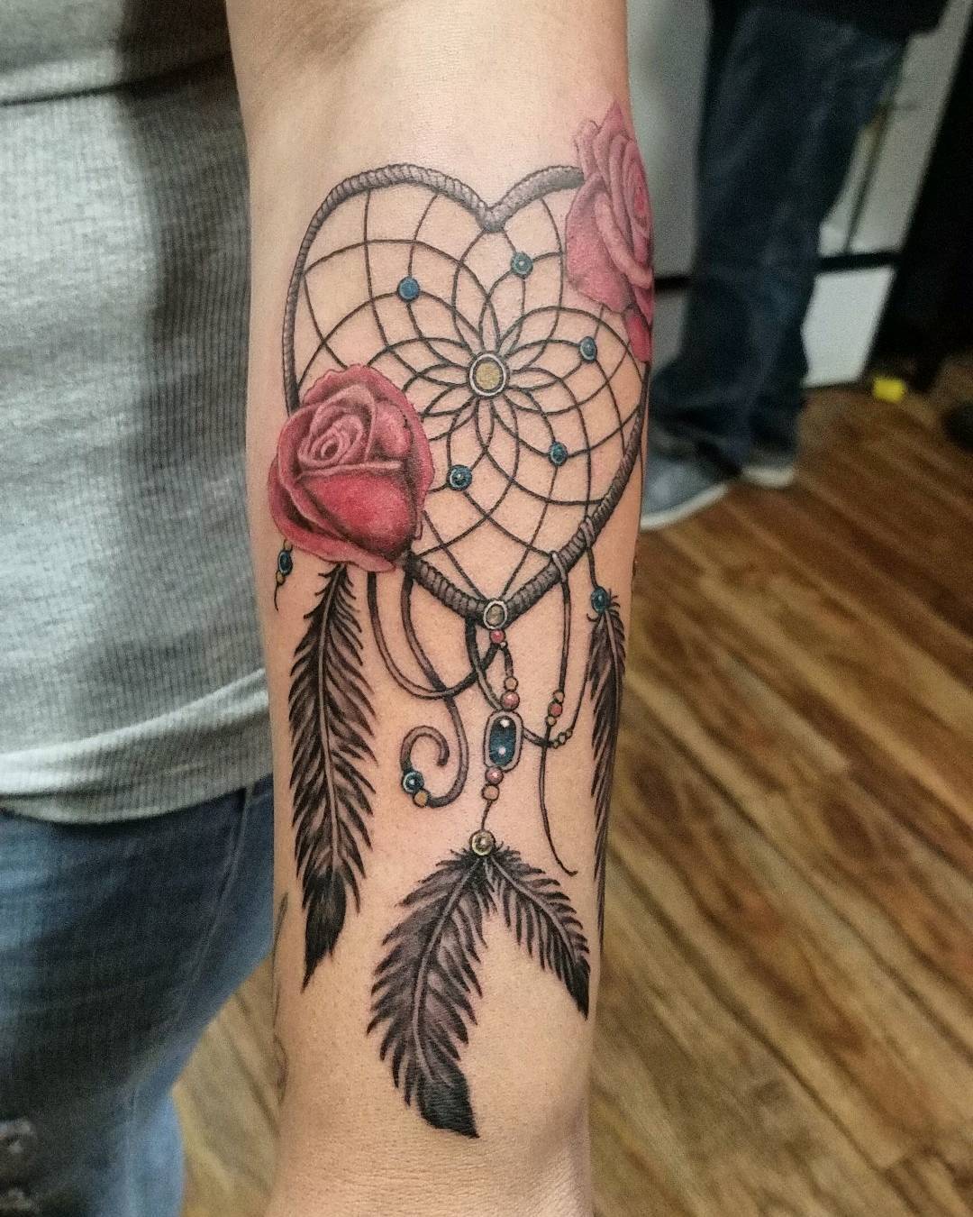 Diseño de tatuaje de rosa y atrapasueños
