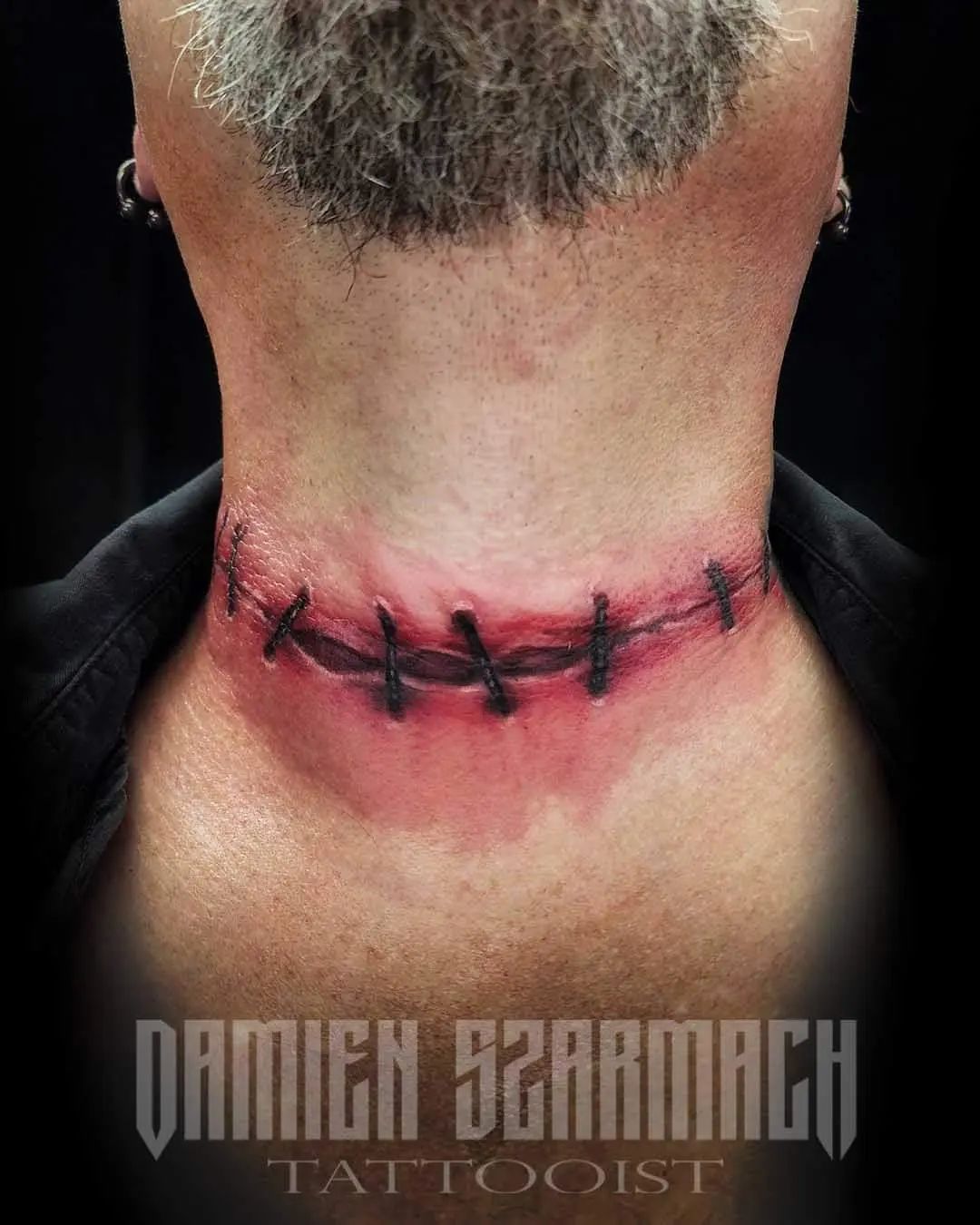 Diseño realista de tatuaje en la garganta.