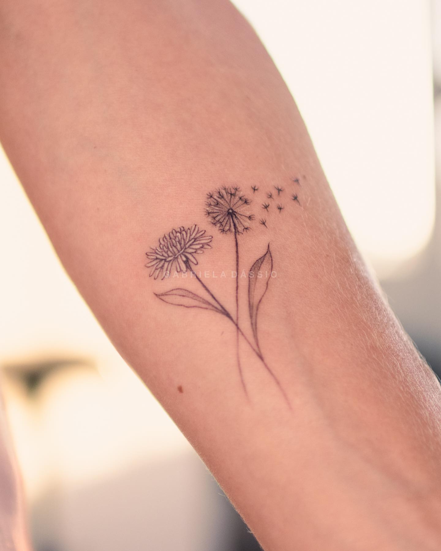 Dos tatuajes de diente de león