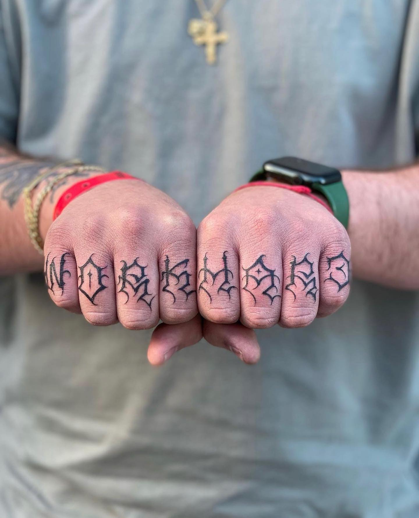 Genial idea de tatuaje de nudillos negros