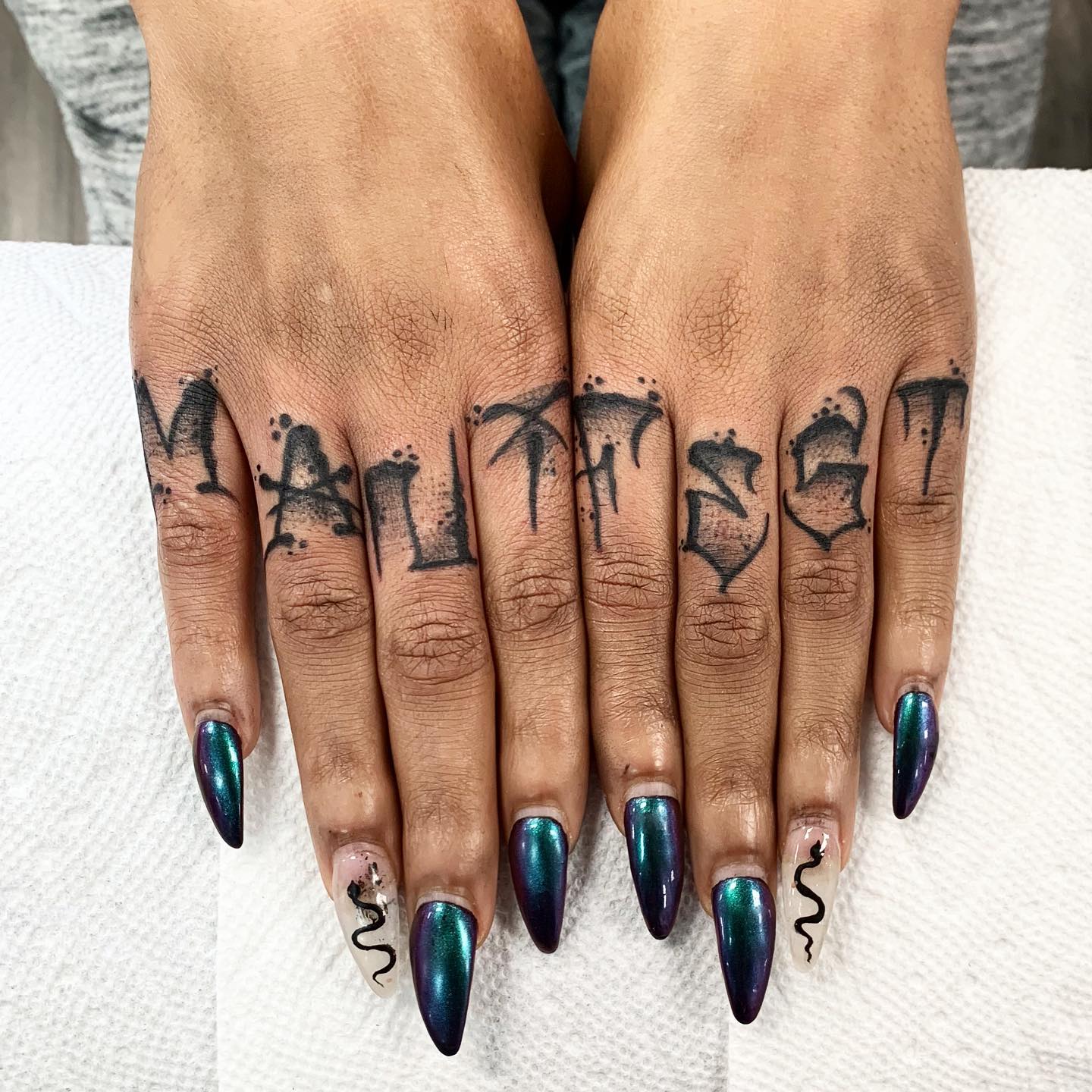 Genial idea para un tatuaje en los nudillos.