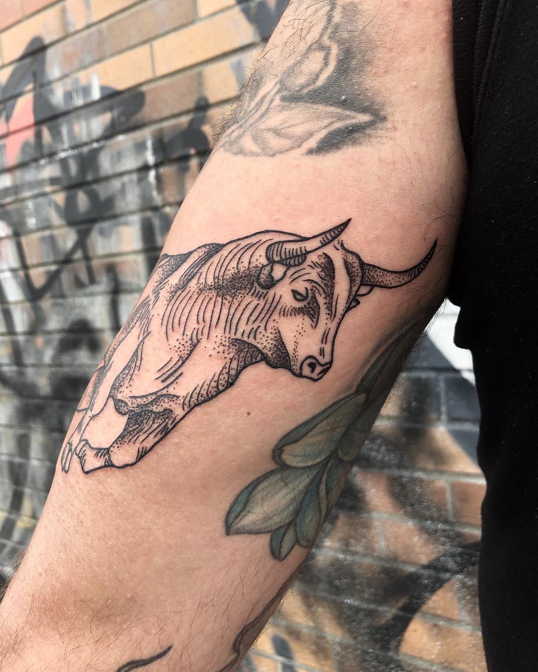 Gran tatuaje negro de Taurus en el pecho.