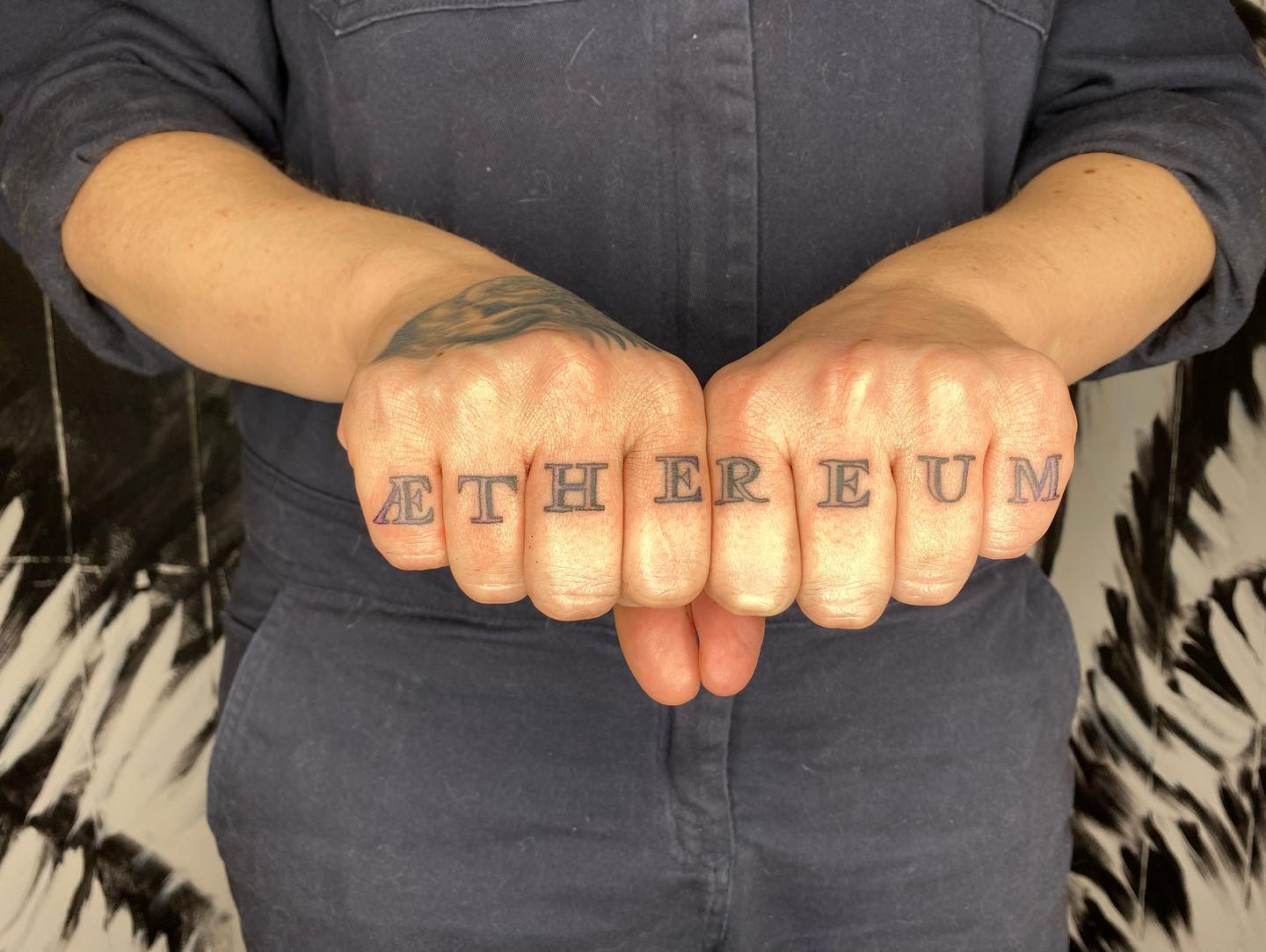 Letras Tatuaje en nudillo