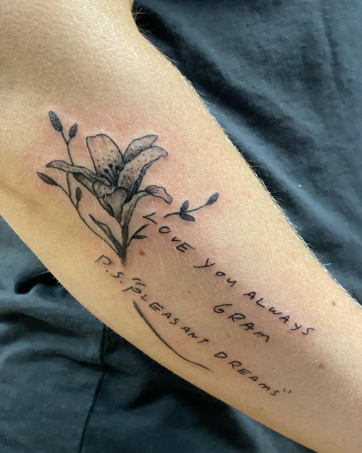 Lily con tatuaje de cita