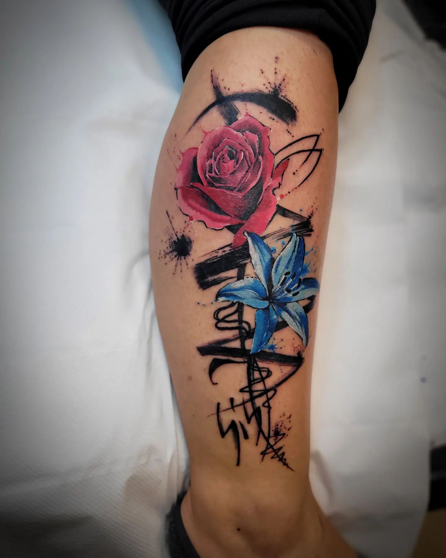 Lirio con tatuaje de rosa