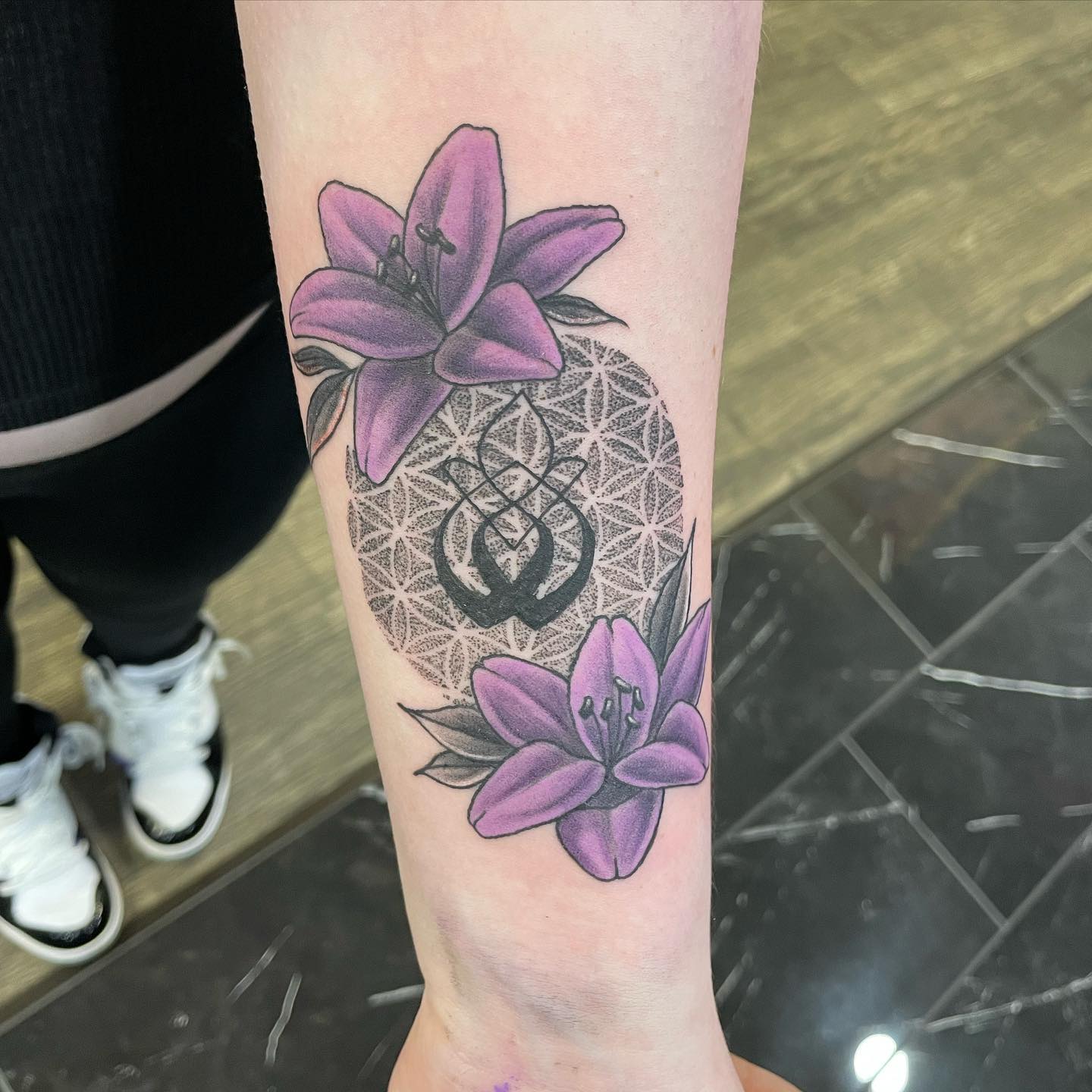 Lirio Morado y Tatuaje de Flor de la Vida